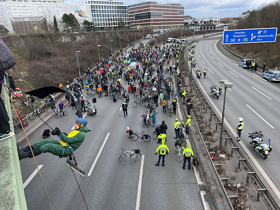 Der Abschluss: Die Polizei sperrte die A100, damit sich Demonstranten von einer Autobahnbrücke abseilen konnten.&nbsp;