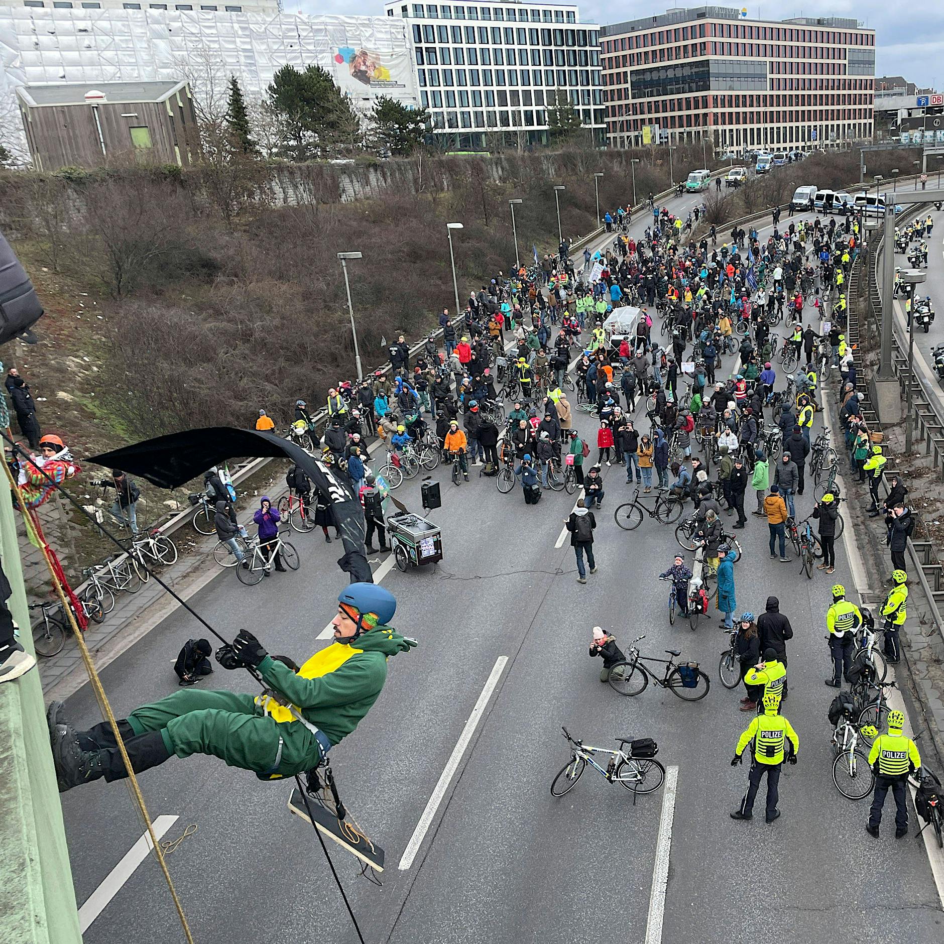 Berlin: Hunderte Radfahrer protestieren gegen Weiterbau der A100