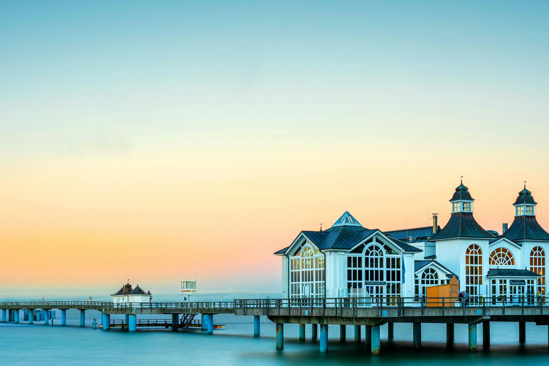Noch ist der Blick über die Seebrücke von Sellin auf der Insel Rügen ungetrübt. Bald könnte dahinter ein LNG-Terminal aufragen. 