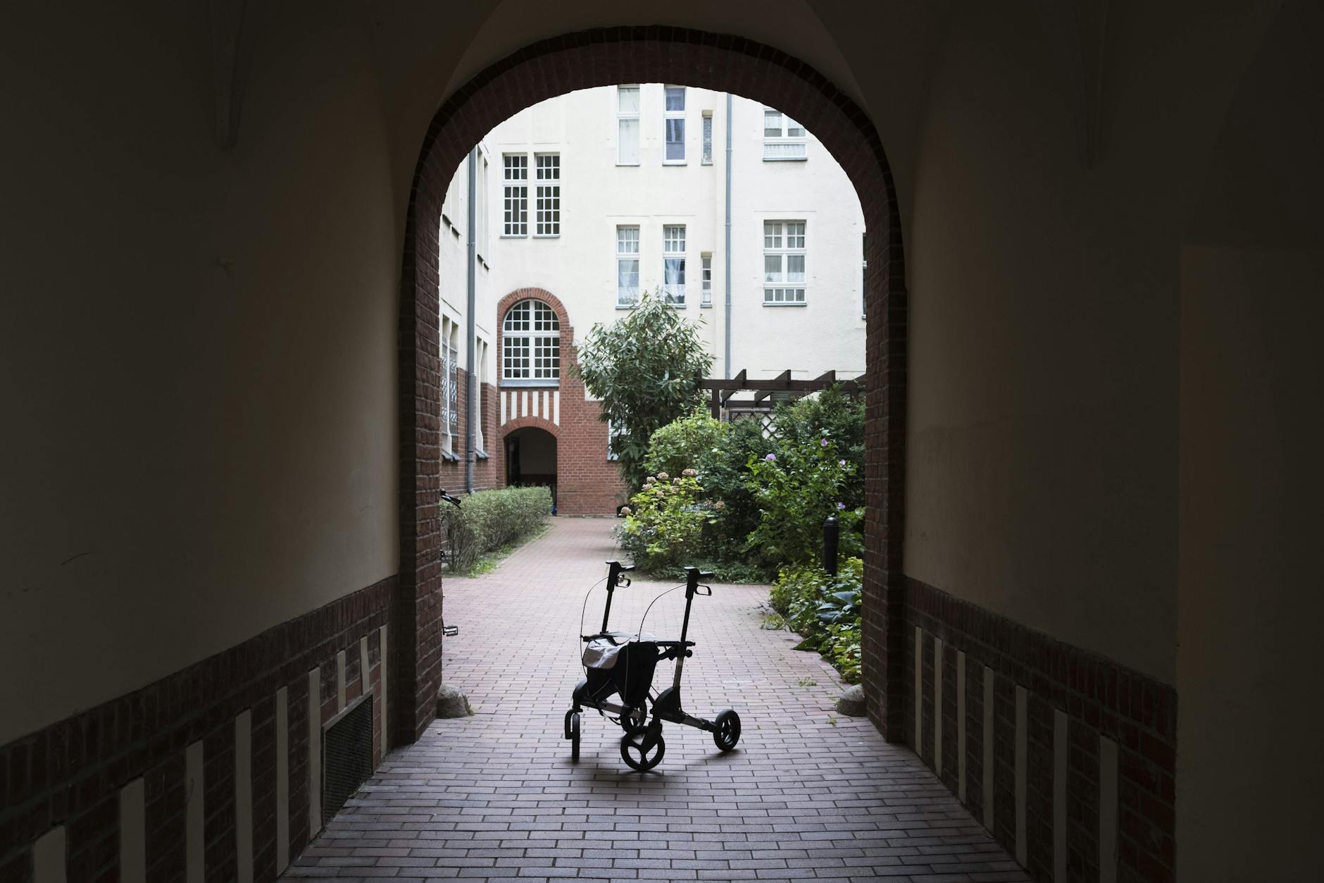 Rollator in einem Berliner Hinterhof: Wohin mit den Alten, wenn neben dem Personal nun auch der Platz derart knapp wird? 