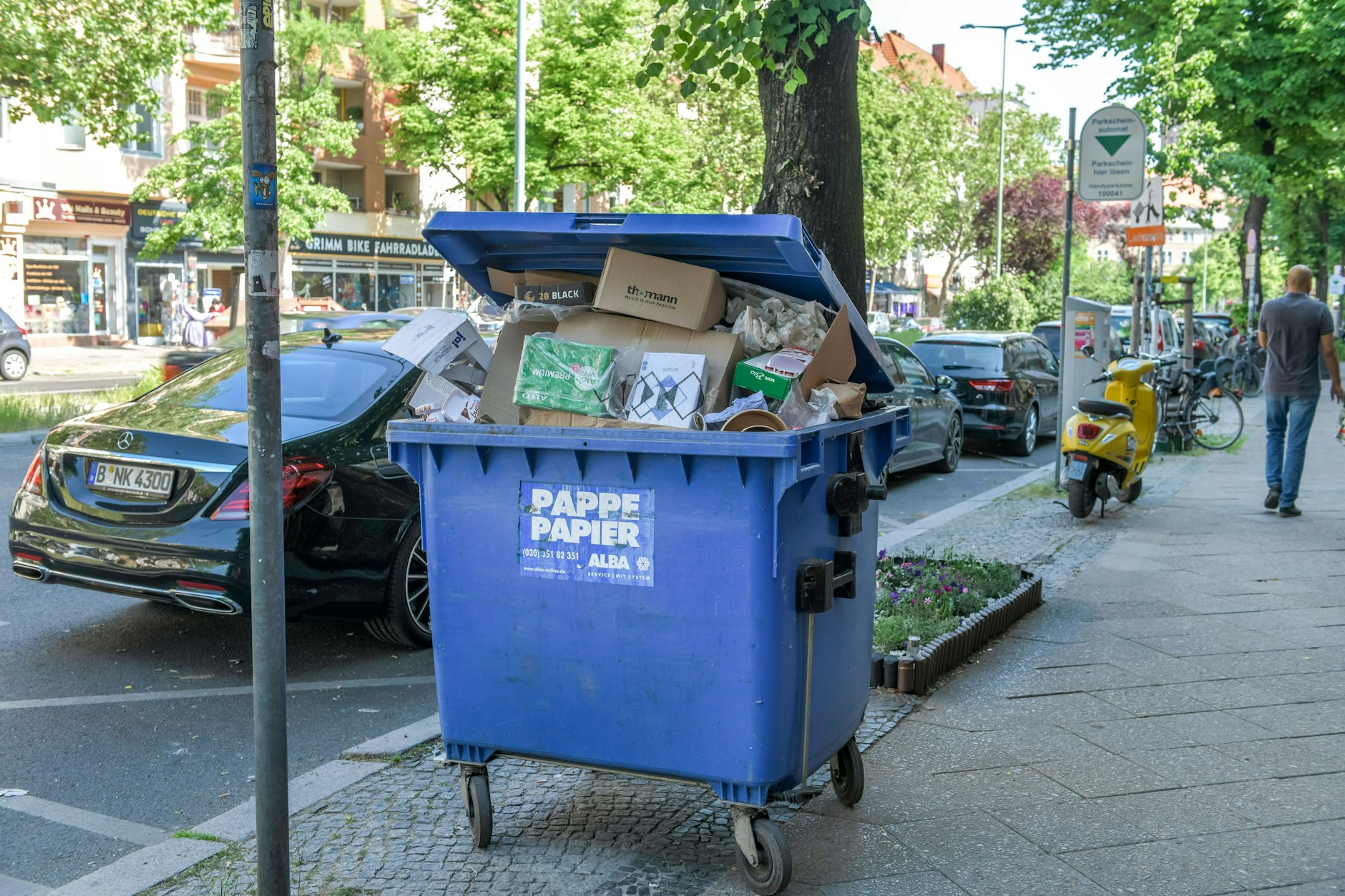 Auch die Altpapier-Tonnen drohen wegen der Streiktage und Feiertag überzulaufen.