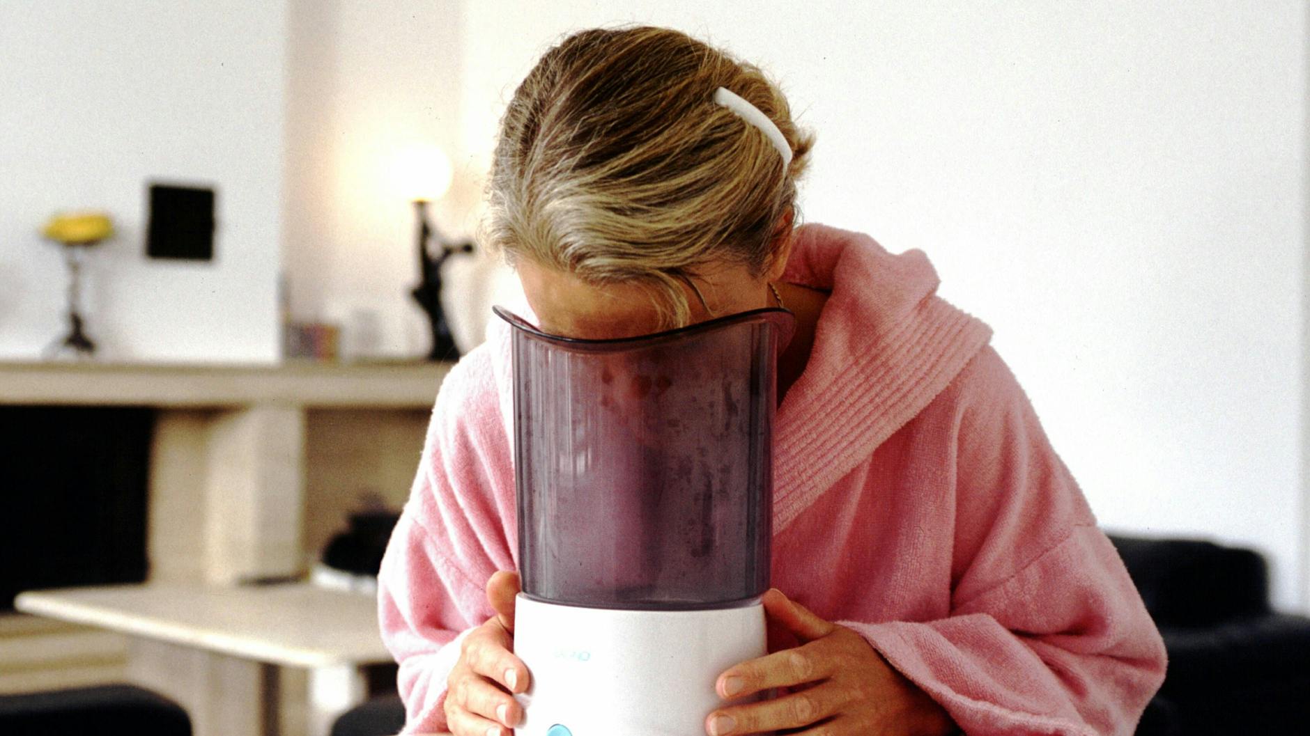 Inhaliergeräte seien wirkungsvoller als Dampfbäder - meinen jedenfalls Experten.