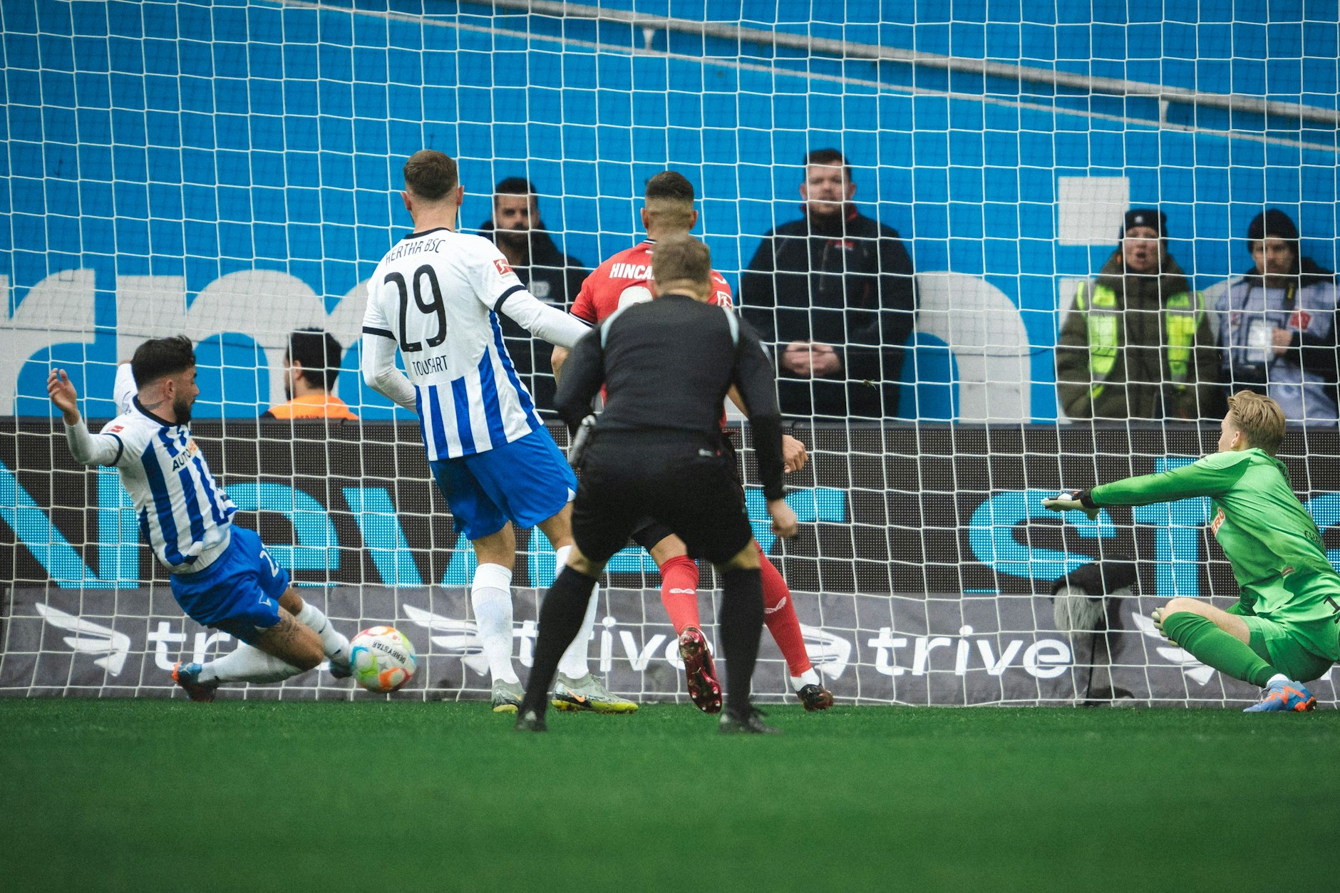 Marco Richter versucht erfolglos den Torschuss von Leverkusens Sardar Azmoun vor dem 0:1 von der Linie zu schlagen.