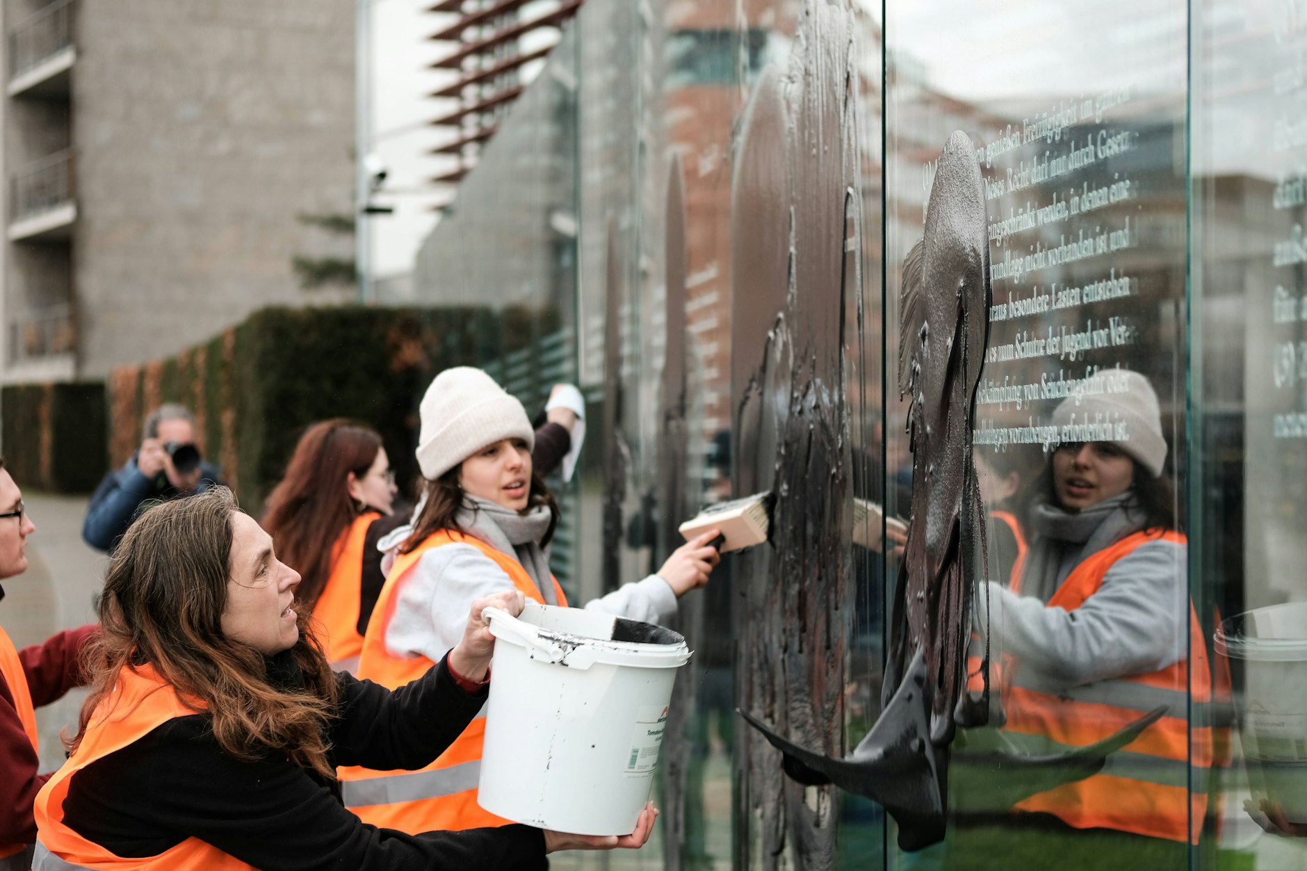 Aktivisten der „Letzten Generation“ beschmierten das Grundgesetz-Denkmal im Regierungsviertel.