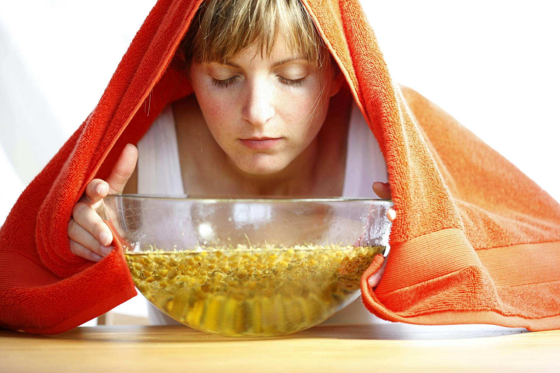 Ein Dampfbad soll bei Erkältung helfen. Kamille als Zusatz würde für ein Abschwellen der Schleimhäute sorgen. 