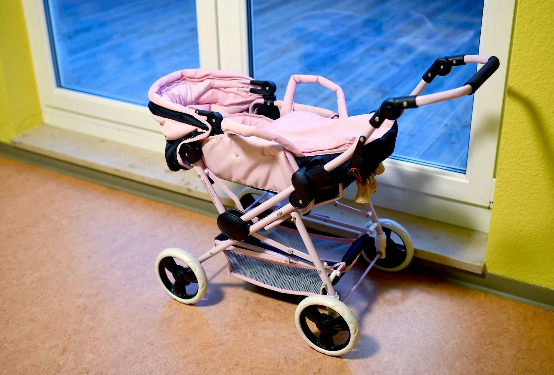 ARCHIV - Ein Puppenwagen steht im Kinderbereich in einem Frauenhaus. ZB/Symbolbild