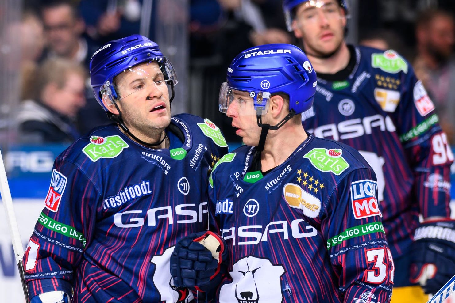Matt White (l.) und Kevin Clark treffen jeweils noch im letzten Spiel für die Eisbären, aber das frühe Saison-Aus können sie damit auch nicht verhindern.
