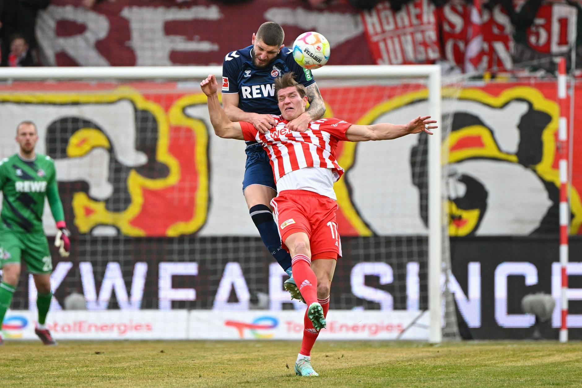 Kevin Behrens reibt sich immer wieder in unzähligen Zweikämpfen auf. Torgefahr entwickelt er momentan aber nur selten.