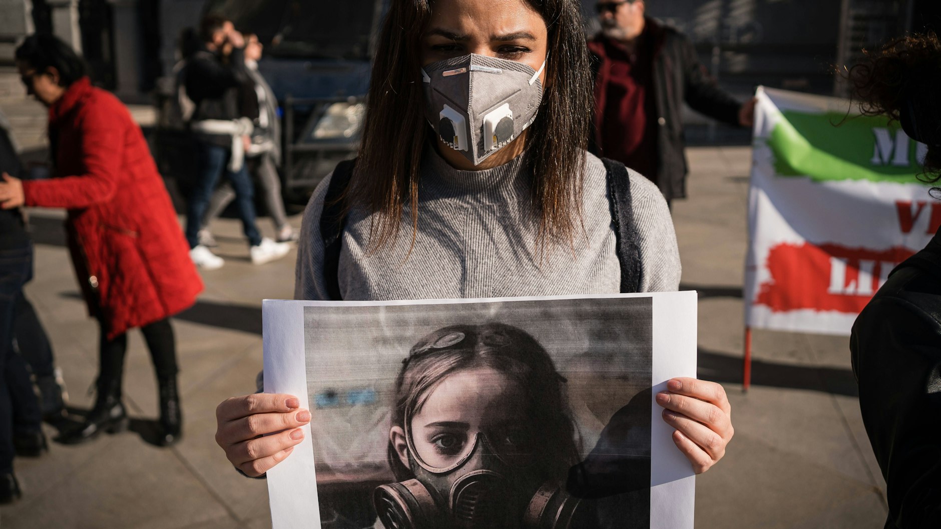 In Spaniens Hauptstadt Madrid fordern Demonstranten, die Vergiftungsfälle aufzuklären.