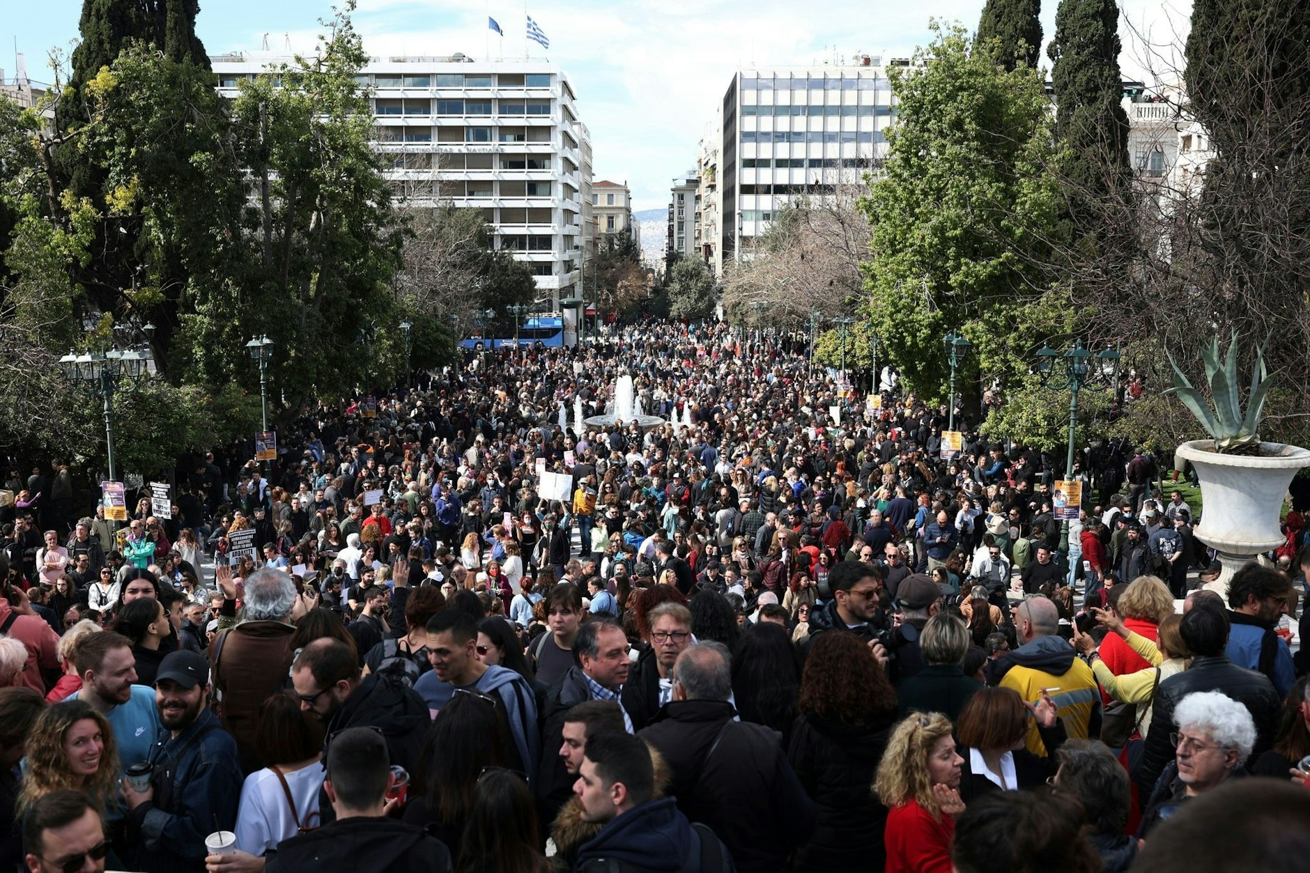 Demonstration auf dem Syntagma-Platz in Athen. Die Menschen sind empört über das Versagen von Bahn und Behörden beim Zugunglück.  