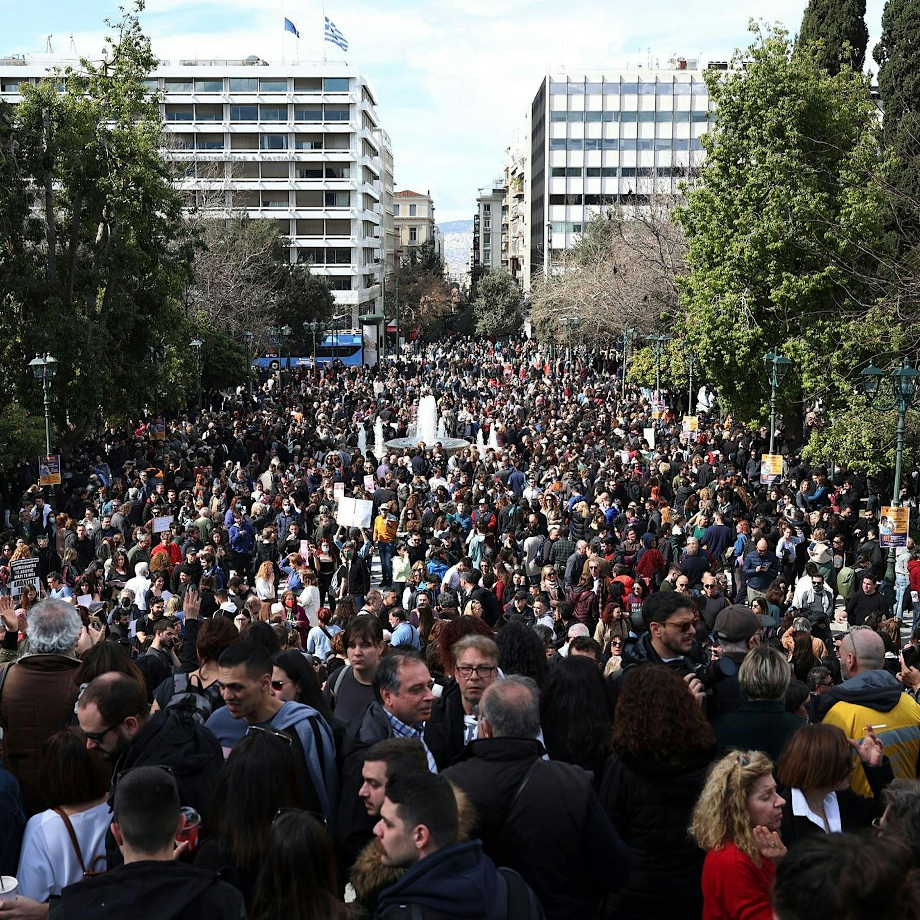 Nach Zugunglück in Griechenland: Bahnhofschef in U-Haft – weitere Streiks