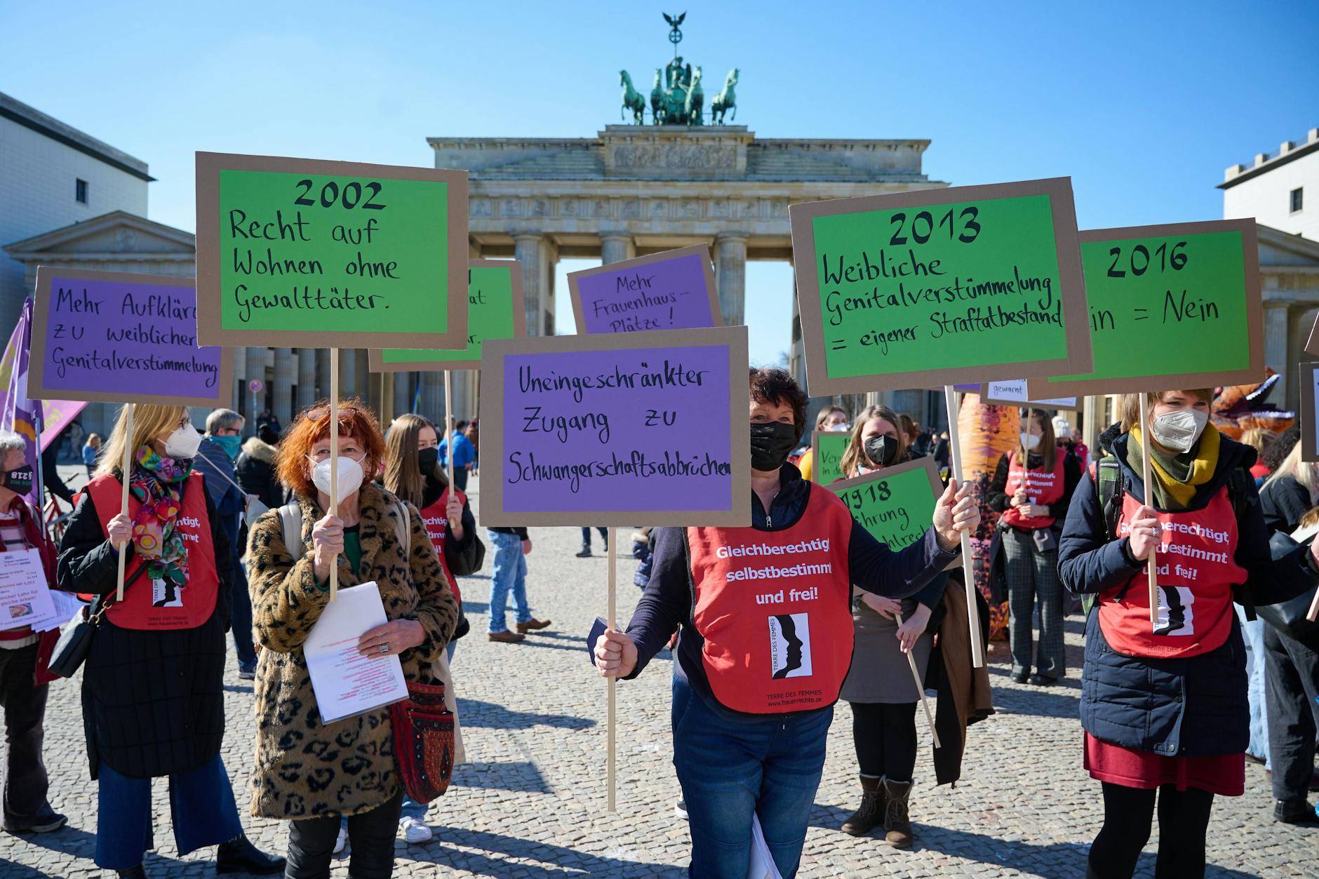 Kundgebung der Frauenrechtsorganisation Terre des Femmes am Berliner Brandenburger Tor im vorigen Jahr.