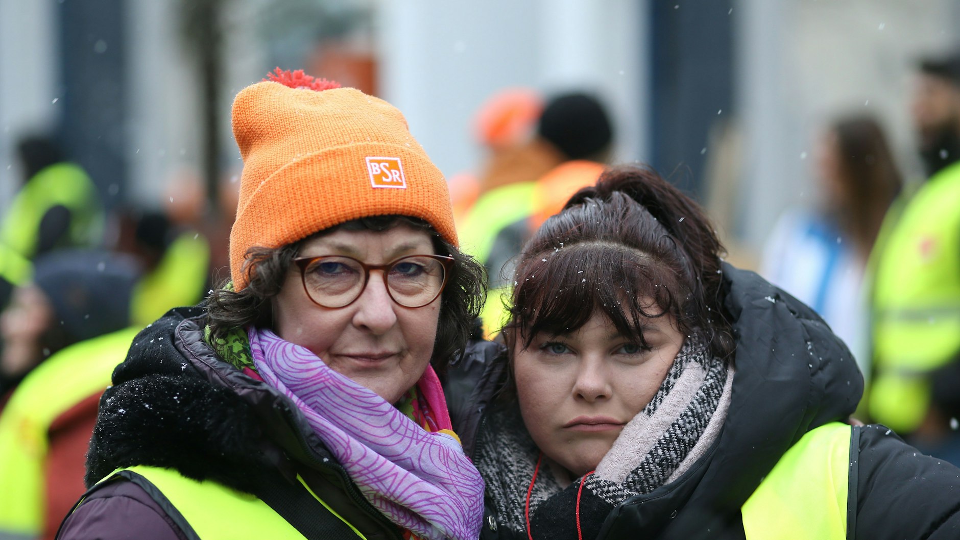 Zwei BSR-Mitarbeiterinnen, die in der Tempelhofer Ringbahnstraße streiken. Cornelia Kuhlich (49, l.): „Die Lebensmittelpreise haben sich mitunter verdreifacht. Das letzte Angebot können wird nicht akzeptieren.“ Und Denise Kraft (28, r.): „Durch den Zusammenhalt der Betriebe werden wir erfolgreich sein. Wir brauchen die 500 Euro mehr unbedingt zum Leben.“
