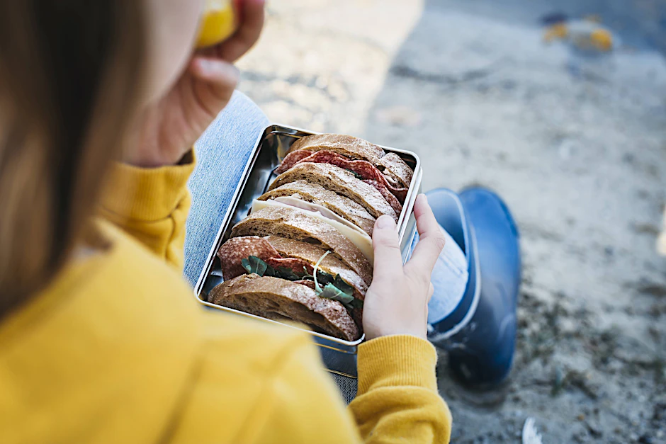 Kind mit seinem Pausenbrot. 