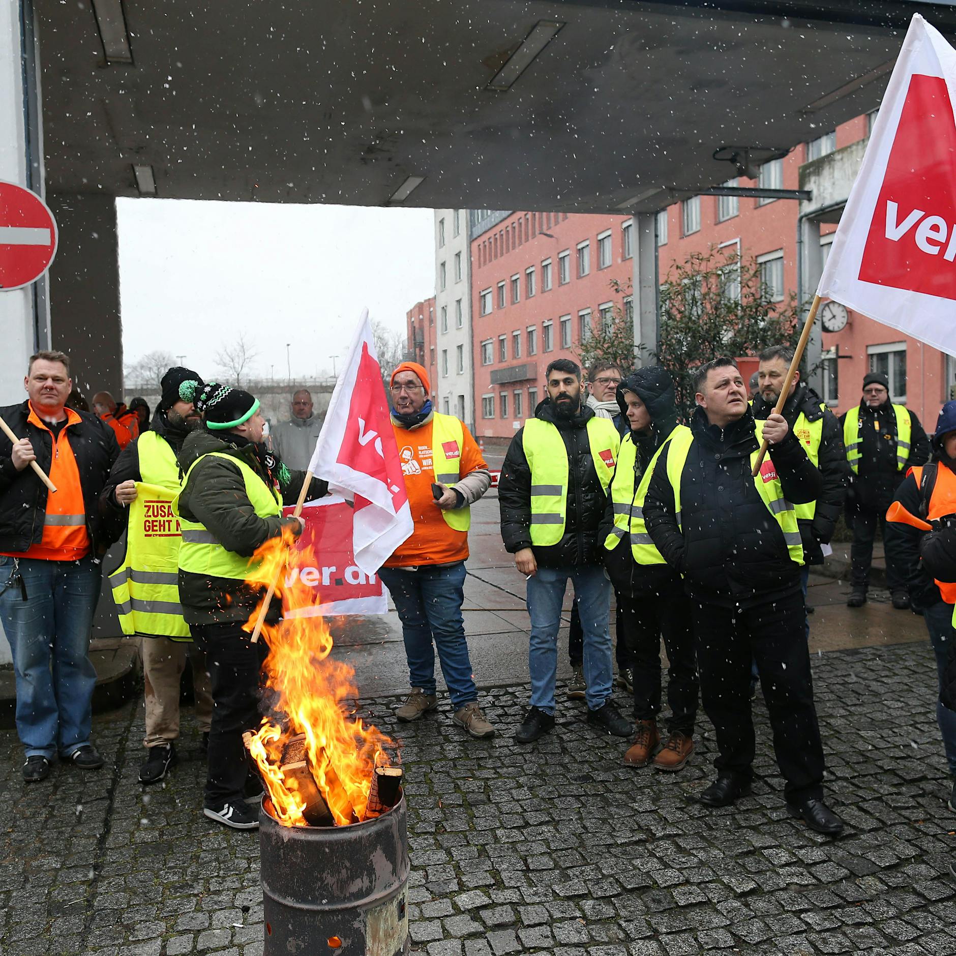 Geschlossene Schwimmbäder, volle Mülltonnen und Kliniken im Notdienstbetrieb! Im KURIER erklären die Streikenden: DARUM gehen wir auf die Straße!