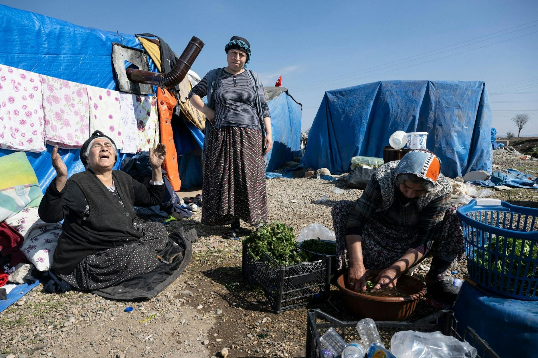 ARCHIV - Frauen bereiten in einem provisorischen Zeltlager am Straßenrand in Kirikhan Essen zu.