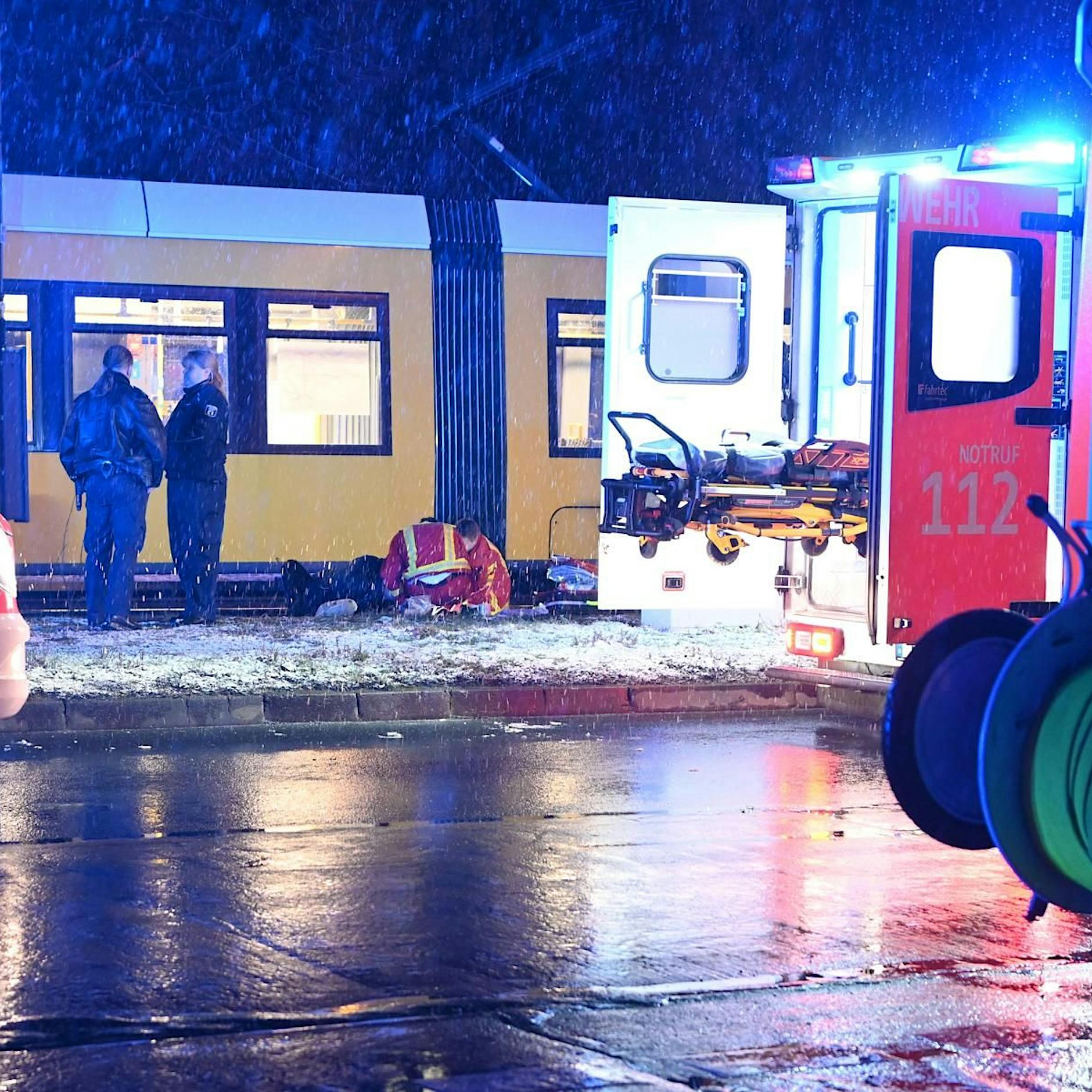 Unfall in Hellersdorf: 26-Jährige von Tram erfasst und lebensbedrohlich verletzt