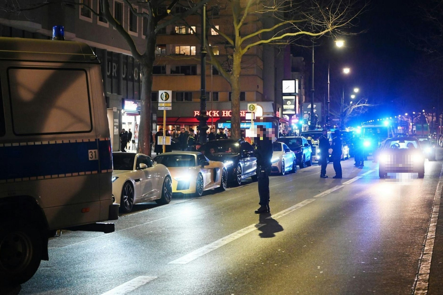 Ein Hochzeitskorso am Adenauerplatz führte am Sonntagabend zu einem großen Polizeieinsatz