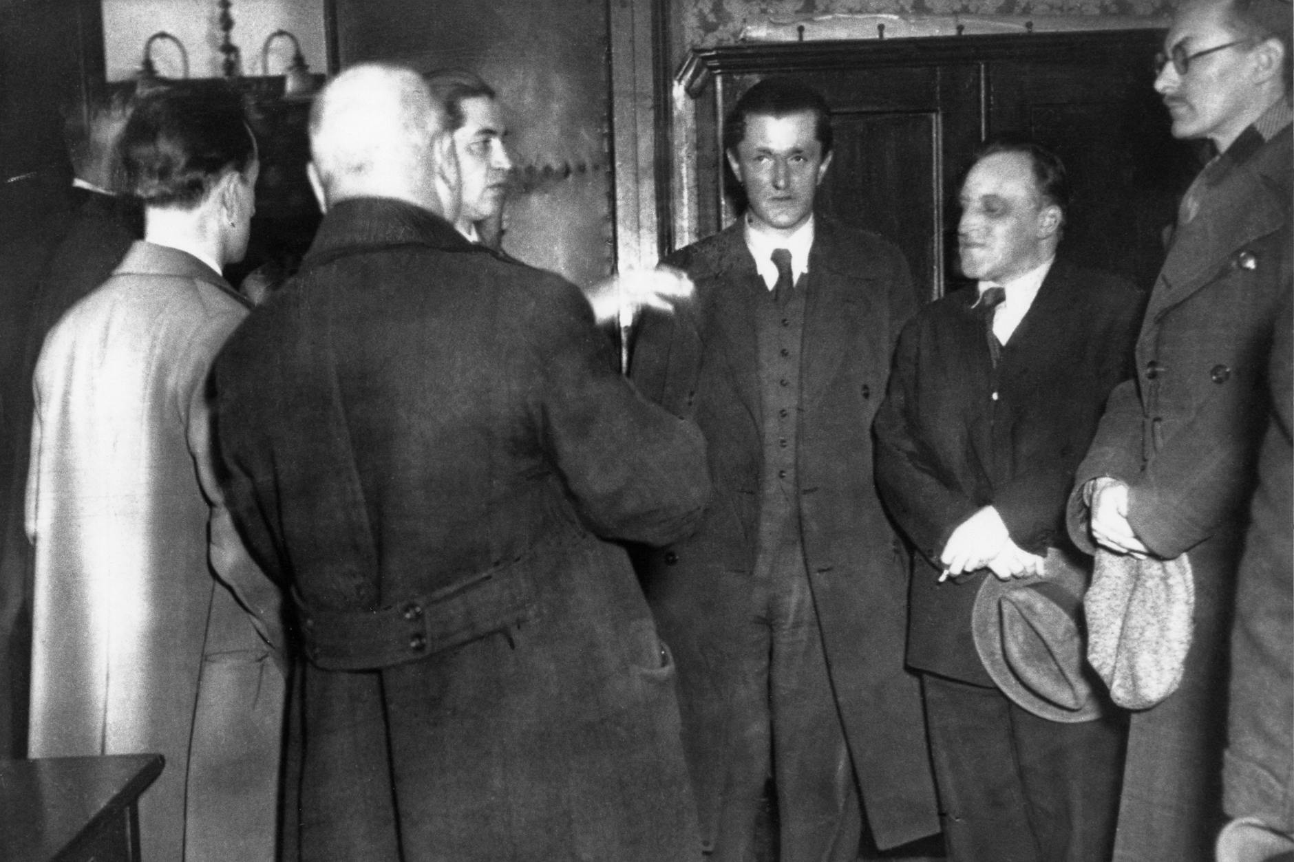 Abgelichtet von Hitlers Leibfotograf: Ludwig Renn und Carl von Ossietzky (frontal, von rechts) werden im Berliner Polizeipräsidium der ausländischen Presse vorgeführt. Links im Profil Polizeivizepräsident Rudolf Diels. Die Aufnahme vom 1. April 1933 stammt von Heinrich Hoffmann.