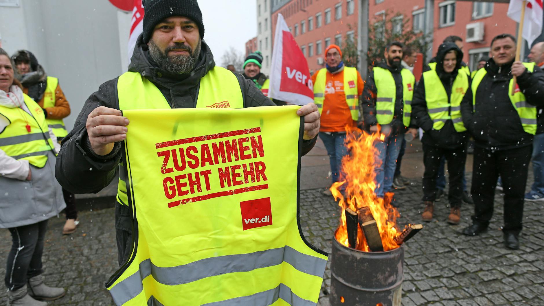 Auch Ömer Kaan (37) streikt vor dem BSR-Hof: „Unsere Forderung bedeutet auch Respekt für unsere Arbeit einfordern. Arbeit muss sich lohnen. Es funktioniert nur mit sozialer Gerechtigkeit.“