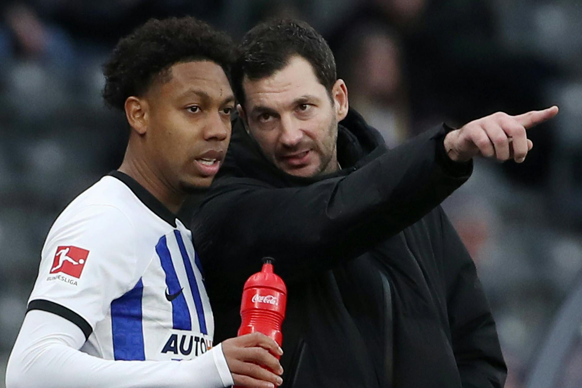 Hertha-Trainer Sandro Schwarz (r.) kann noch so genaue Anweisungen geben, entscheidend ist, wie sie Djanga Boetius und Kollegen dann auf dem Platz umsetzen.