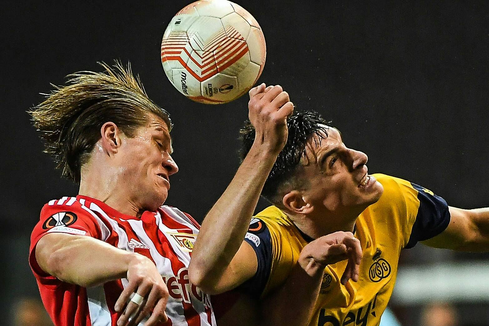 Im Gruppen-Rückspiel in Belgien haben Unions Kevin Behrens (l.) und Ross Sykes sogar noch Zeit für ein wenig Doppelkopf ...