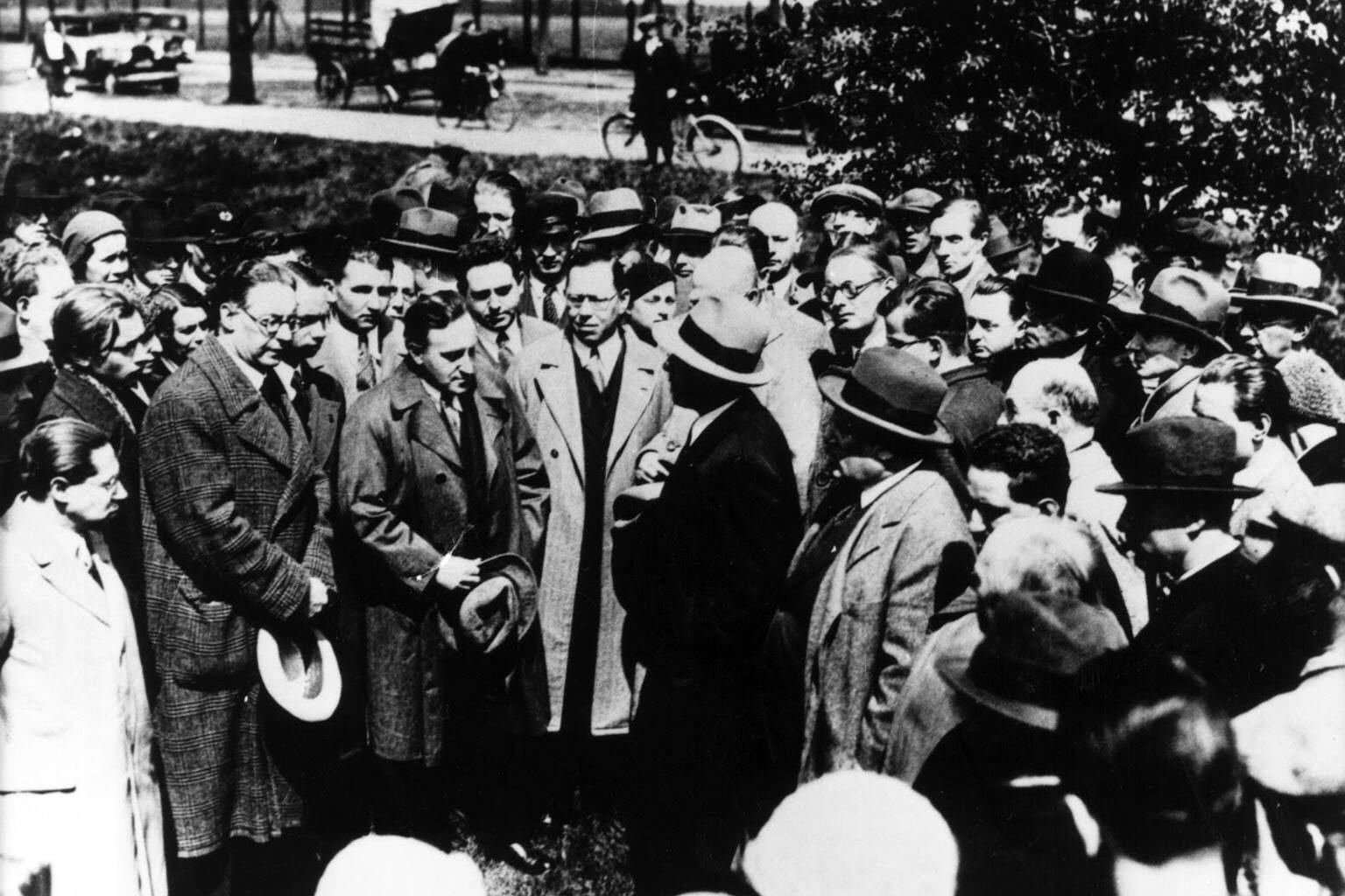 Mai 1932: Berliner Schriftsteller und Journalisten verabschieden von Ossietzky (Mitte, mit Hut in der Rechten) vor der Strafanstalt Tegel. Ihm gegenüber mit Hut auf dem Kopf Ernst Toller, dazwischen der Kinderbuchautor C. Z. Klötzel.