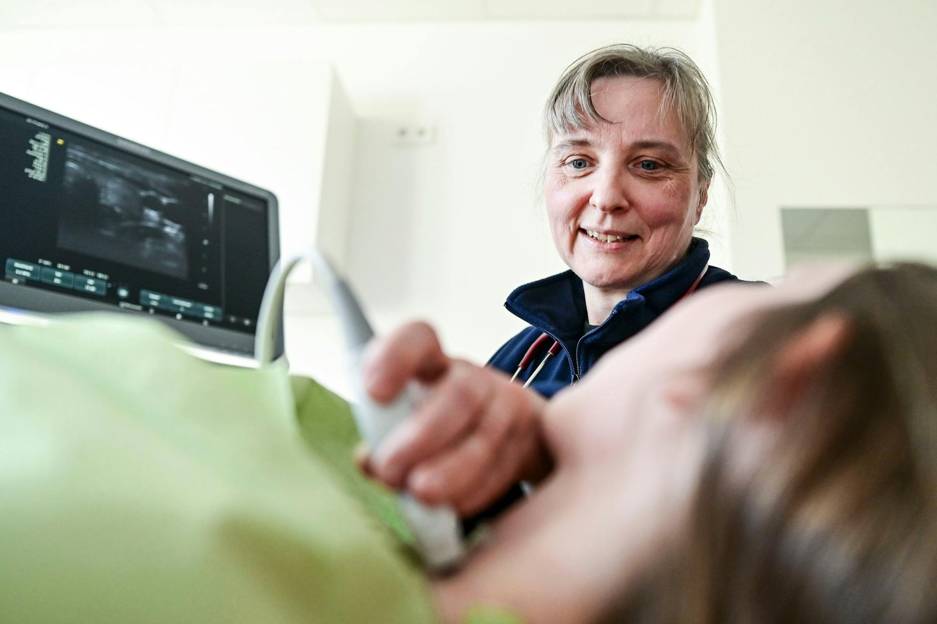 Hausärztin Christina Vargas beim Ultraschall in der KV-Praxis Berlin-Karlshorst.