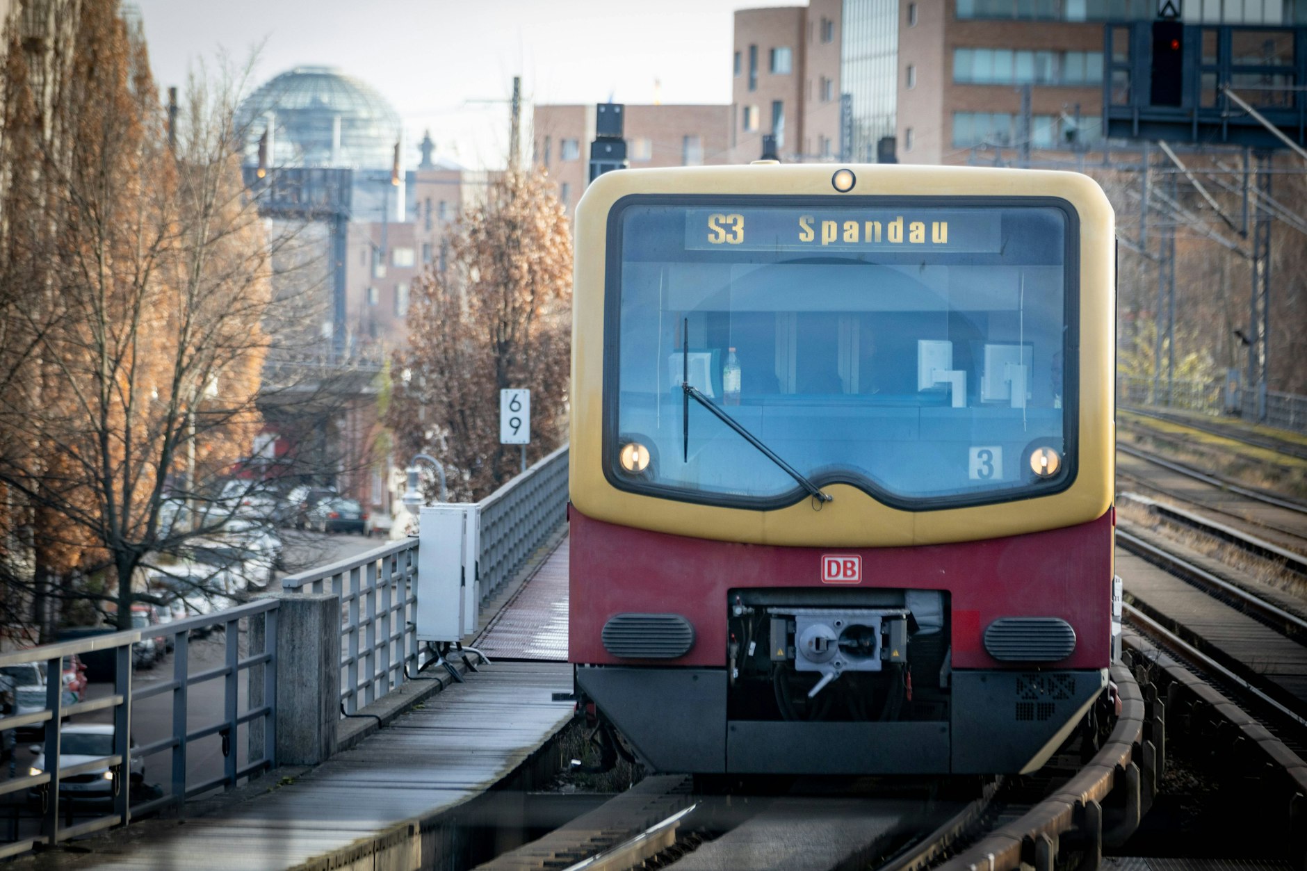 Berlin: In der Linie S3 ist es zu einem Angriff mit einer Schere gekommen. Die Polizei ermittelt.