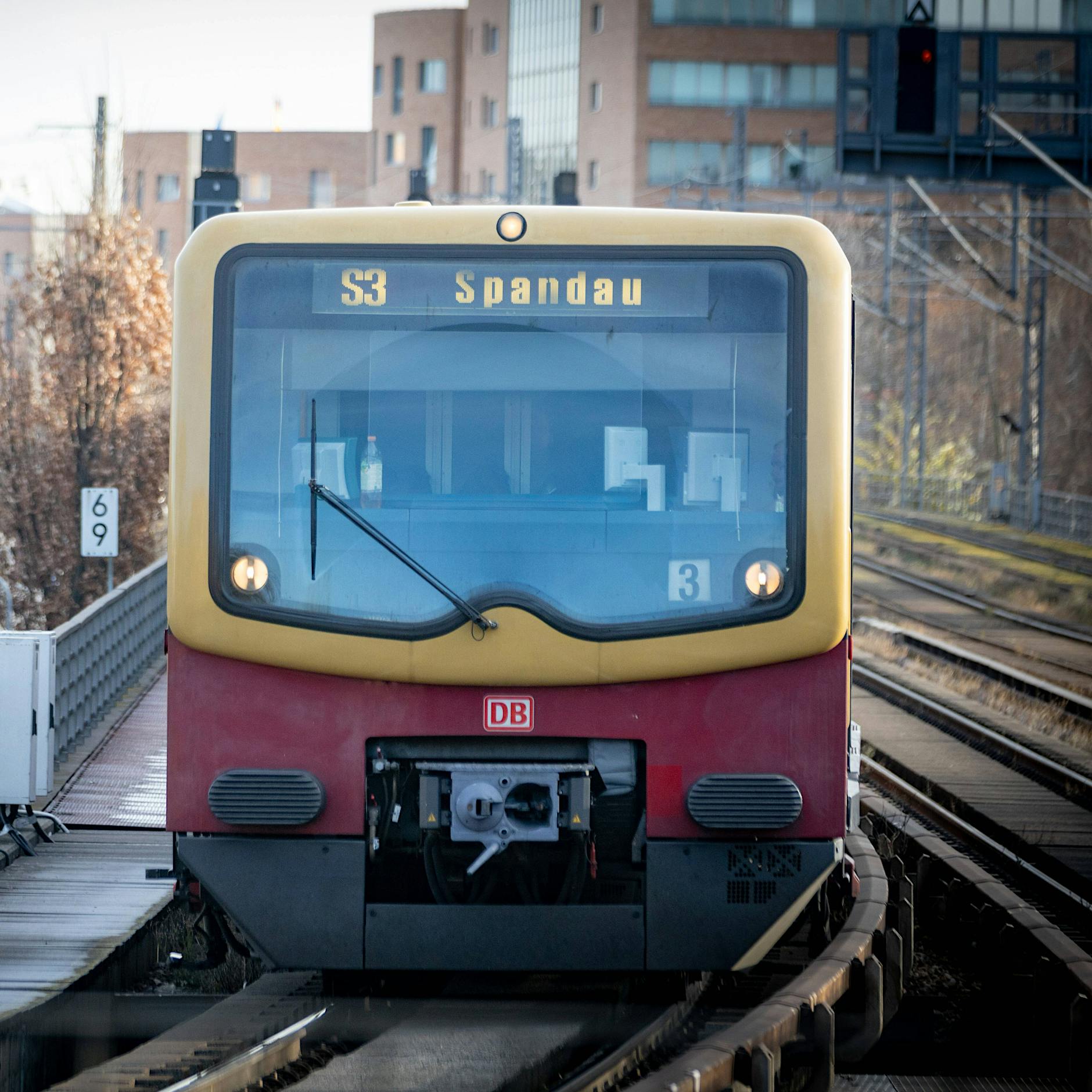 Gewalt in Berliner S-Bahn: Mann sticht Fahrgast Schere ins Gesicht