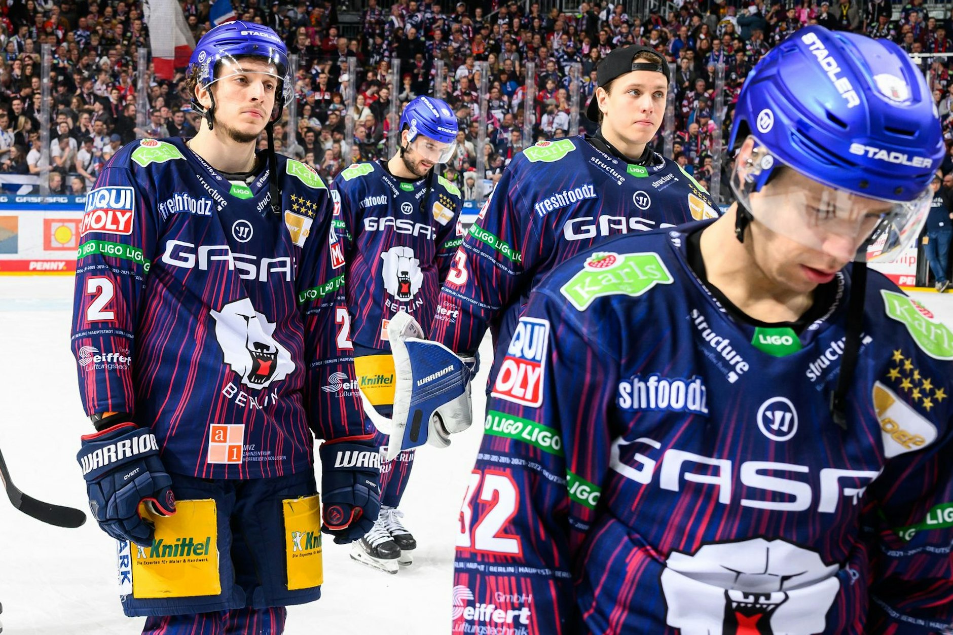 Und tschüss! Die Eisbären schleichen nach dem 2:3 nach Penaltys gegen Schwenningen und dem Play-off-Aus wie begossene Pudel vom Eis.