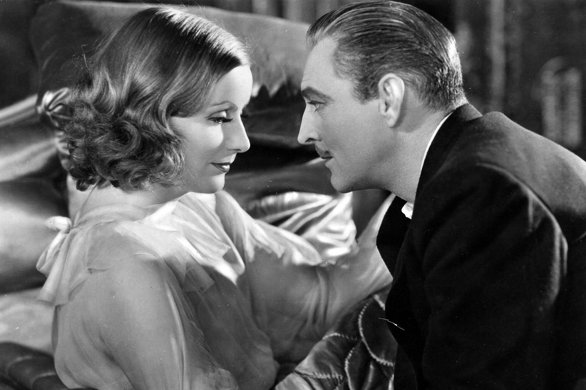 „Greta Garbo gibt ihre herrlichste Leistung“, urteilte Rudolf Arnheim in der letzten Ausgabe. Hier die Schwedin mit John Barrymore in dem so gelobten Hollywood-Drama, einer Verfilmung von Vicki Baums Erfolgsroman „Menschen im Hotel“.