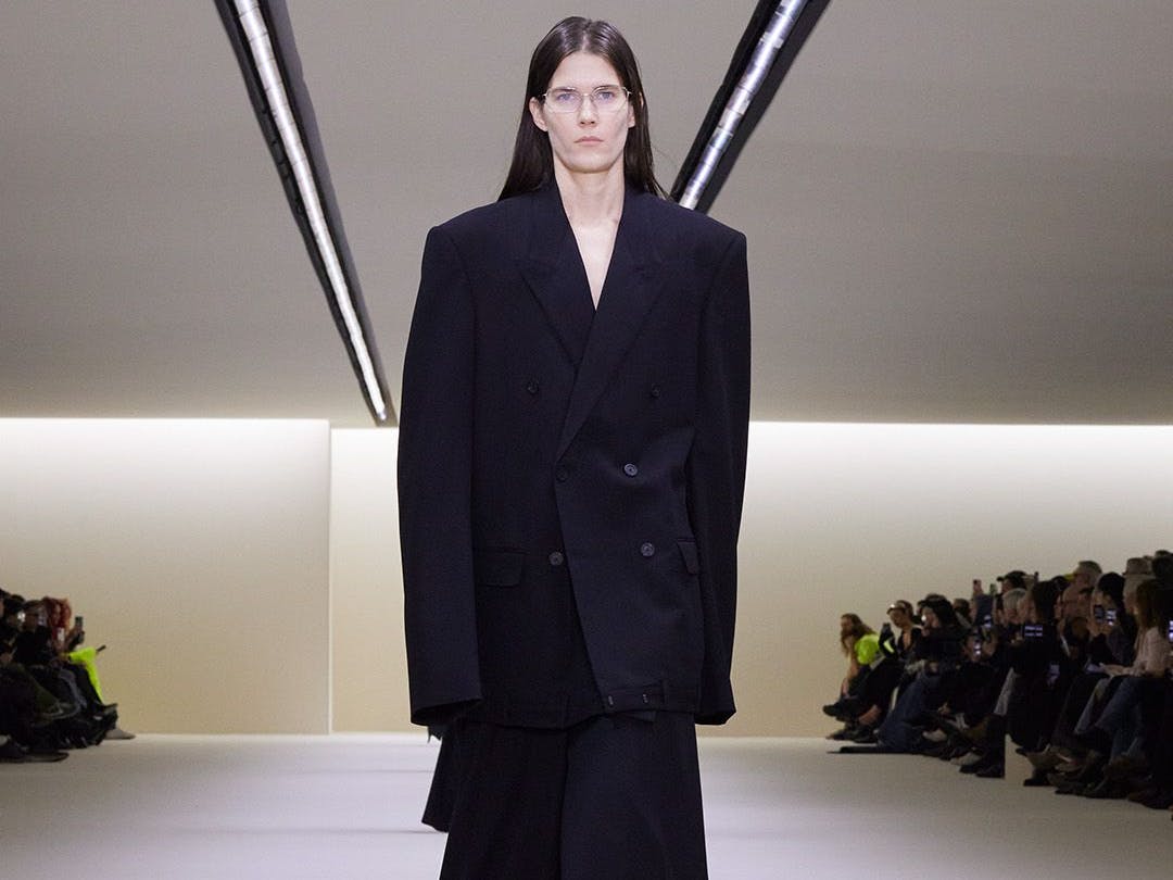 Der erste Look der Show wurde von der in Berlin lebenden Künsterlin Eliza Douglas präsentiert. Die Schnittvorlage dieses Blazers ist derzeit als PDF auf der Website von Balenciaga downloadbar.