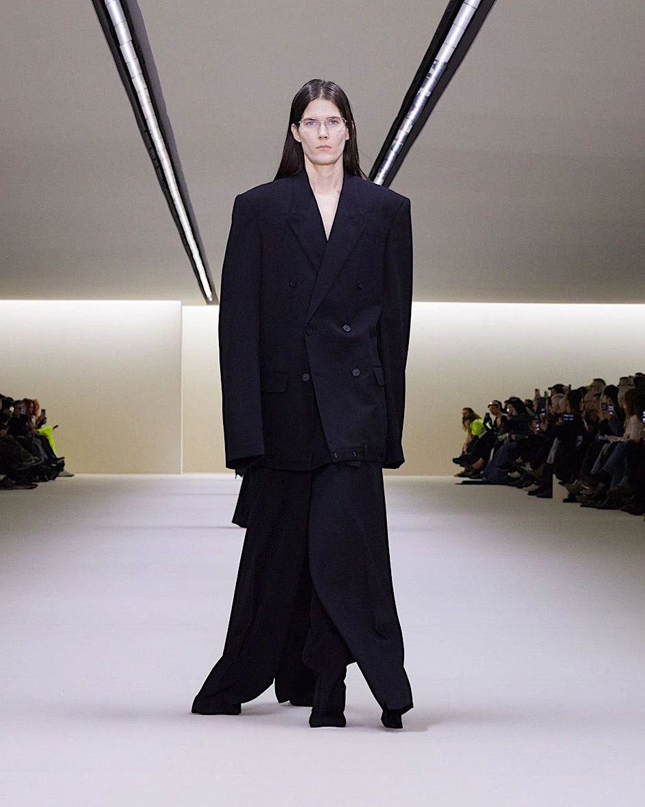 Der erste Look der Show wurde von der in Berlin lebenden Künsterlin Eliza Douglas präsentiert. Die Schnittvorlage dieses Blazers ist derzeit als PDF auf der Website von Balenciaga downloadbar.