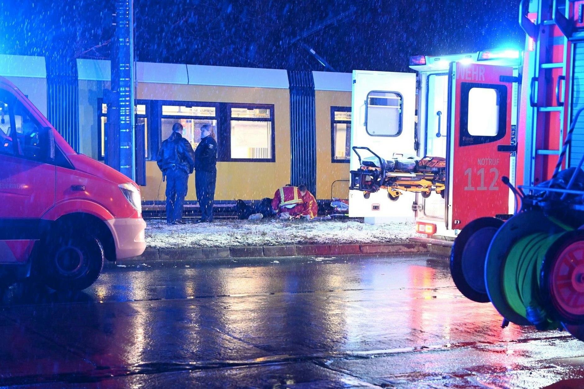 Bei einem Unfall mit einer Straßenbahn wurde eine Fußgängerin schwer verletzt.