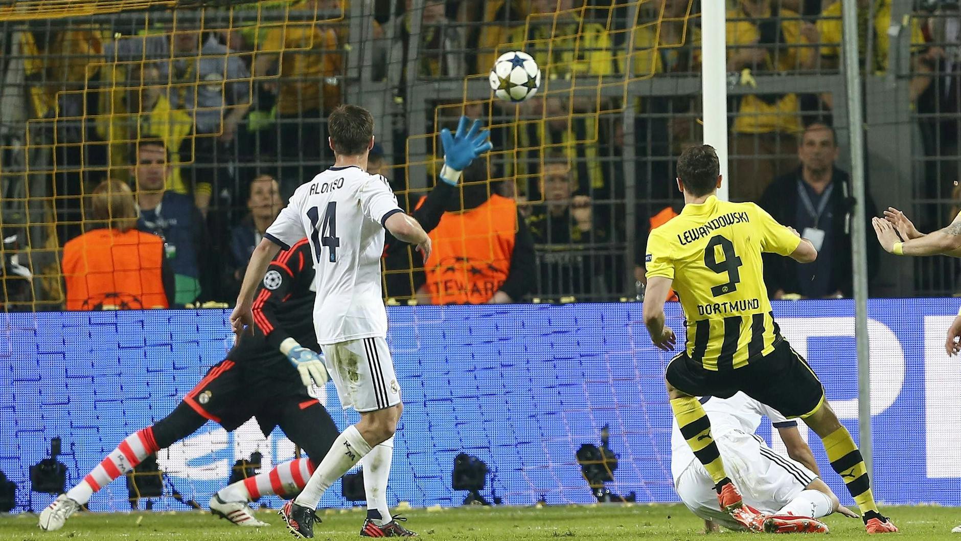 Beim schnellen Wiedersehen mit Real Madrid 2013 lässt Robert Lewandowski (r.) den BVB mit seinem Viererpack – hier das 3:1 – so richtig jubeln.