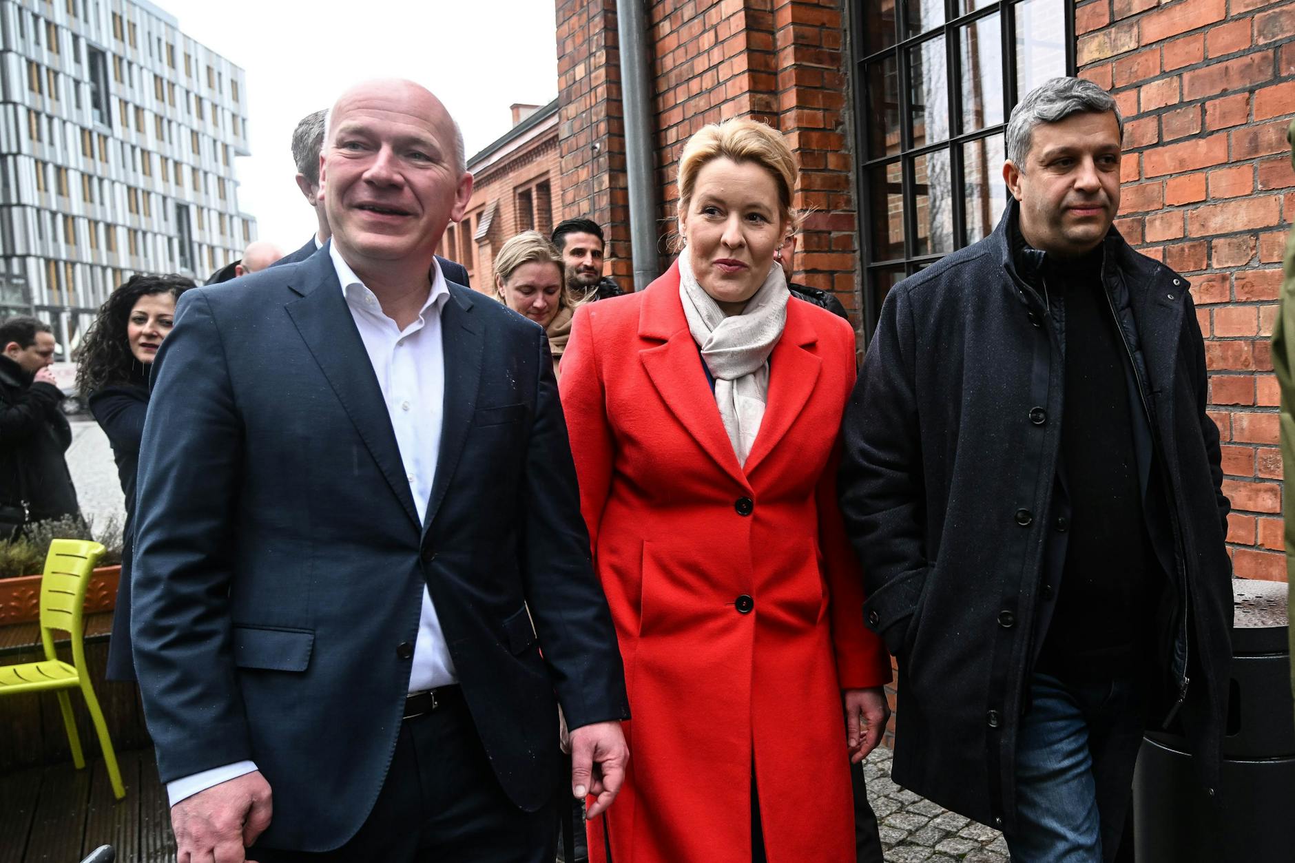 Kai Wegner (CDU), Franziska Giffey und Raed Saleh von der SPD. 