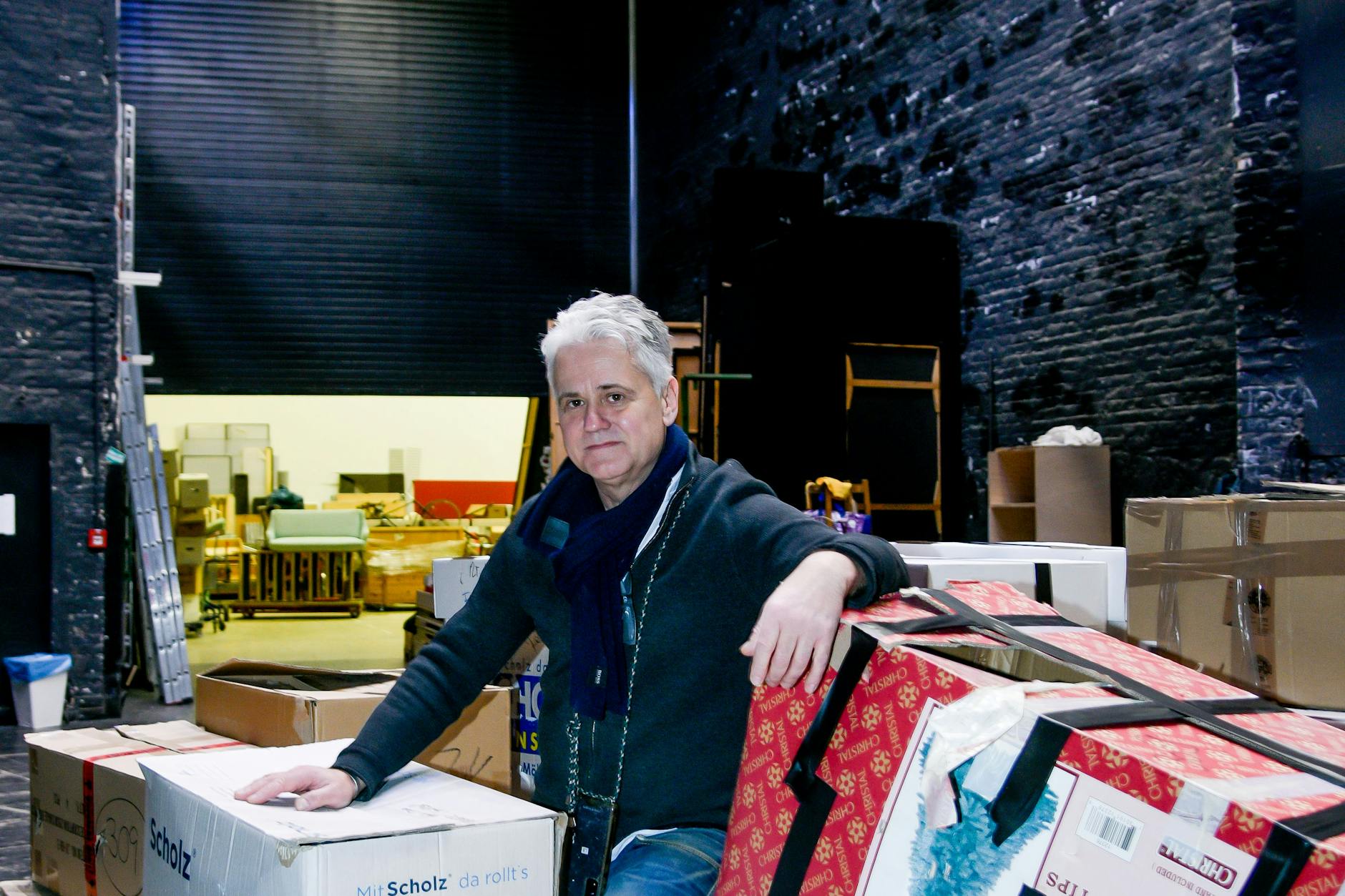 Komödien-Intendant Martin Woelffer sitzt im Schiller-Theater auf gepackten Kisten. Jetzt spielt er mit seinen Künstlern im Theater am Potsdamer Platz.
