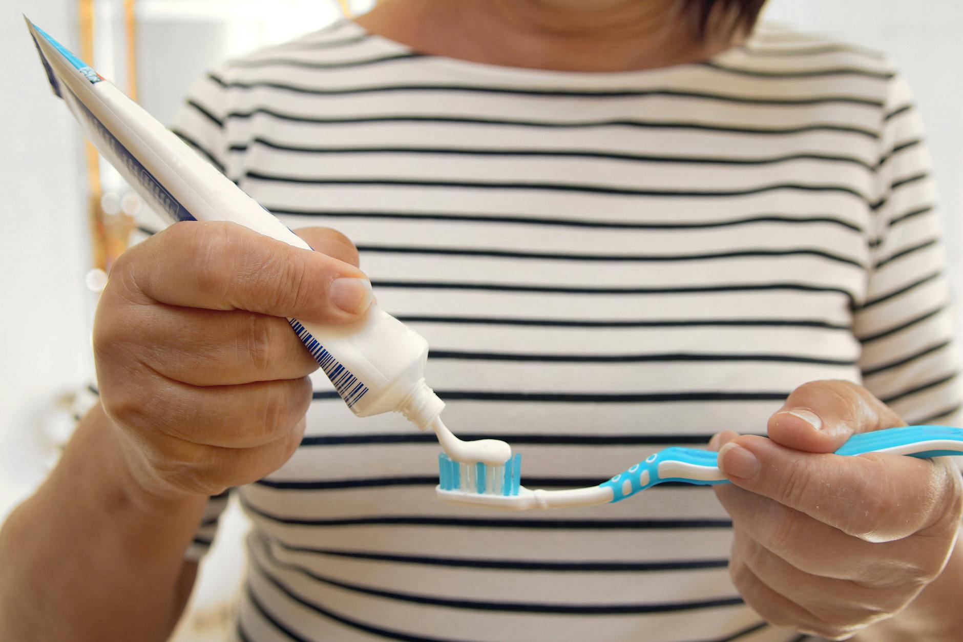 Das morgendliche Ritual der Mundhygiene ist wichtig: Doch was steckt alles in der Tube?