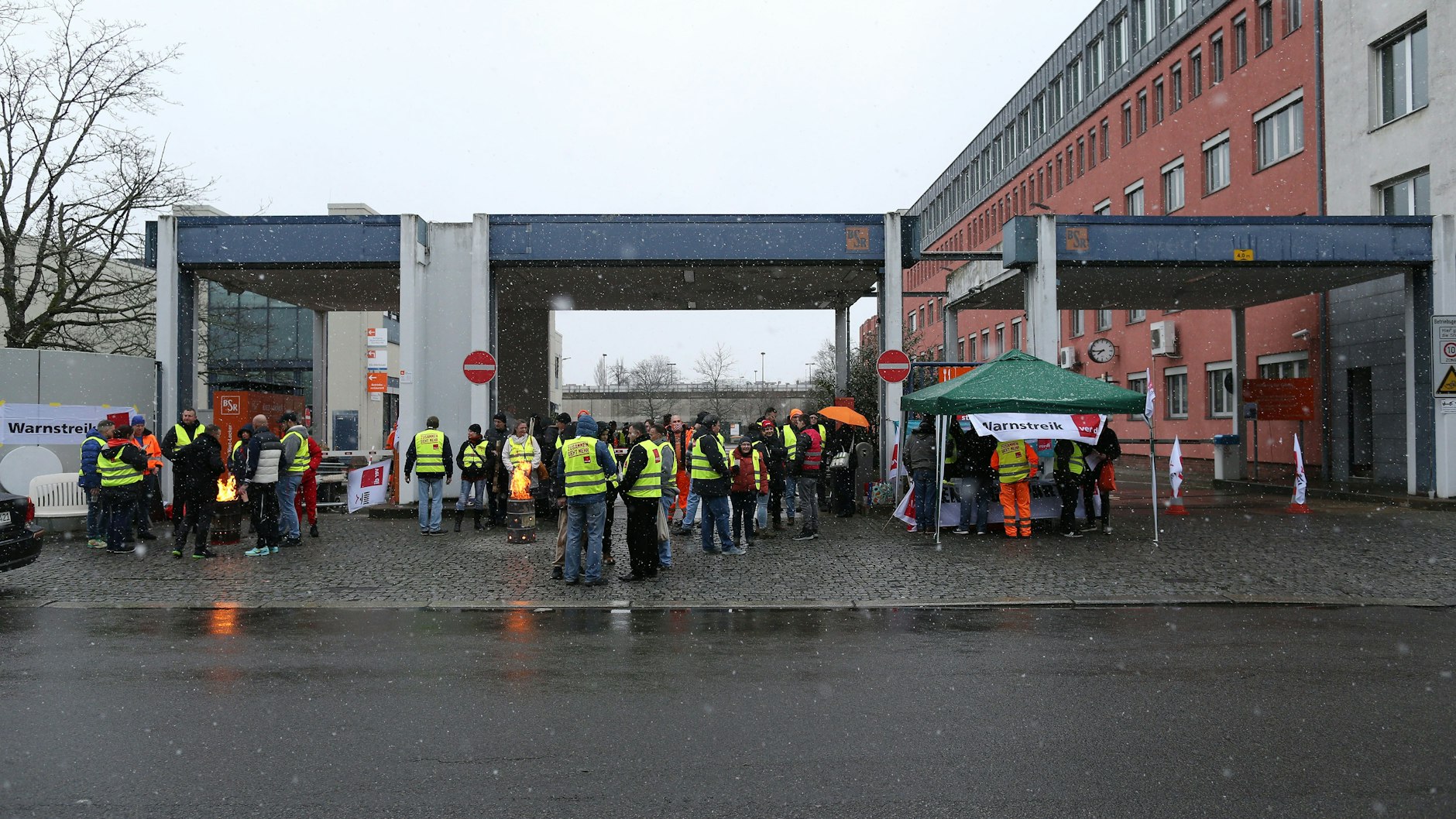 Nichts geht mehr: Auch der BSR-Betriebshof an der Tempelhofer Ringbahnstraße wird bestreikt.