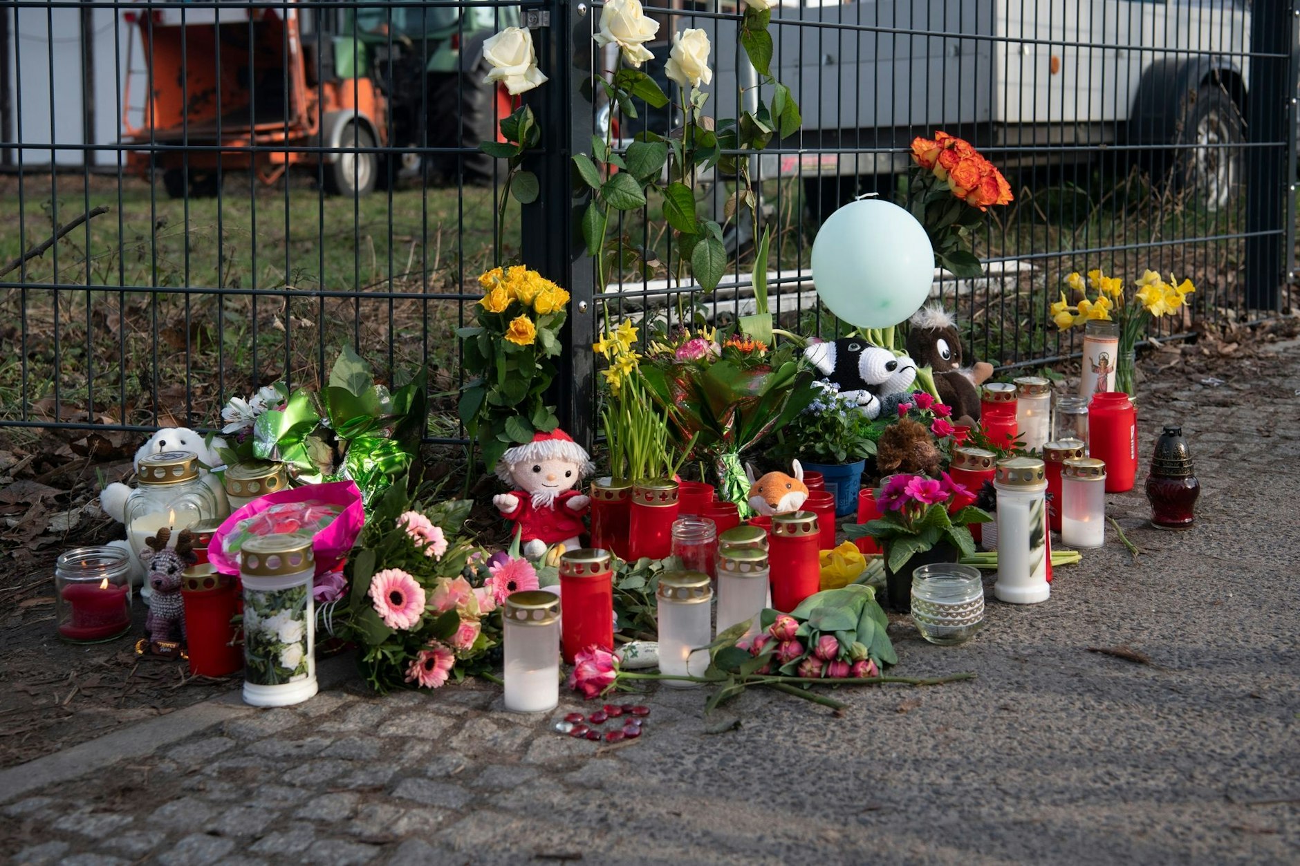 ARCHIV - Blumen, Kerzen und Kuscheltiere haben Unbekannte am Bürgerpark Pankow abgelegt.  