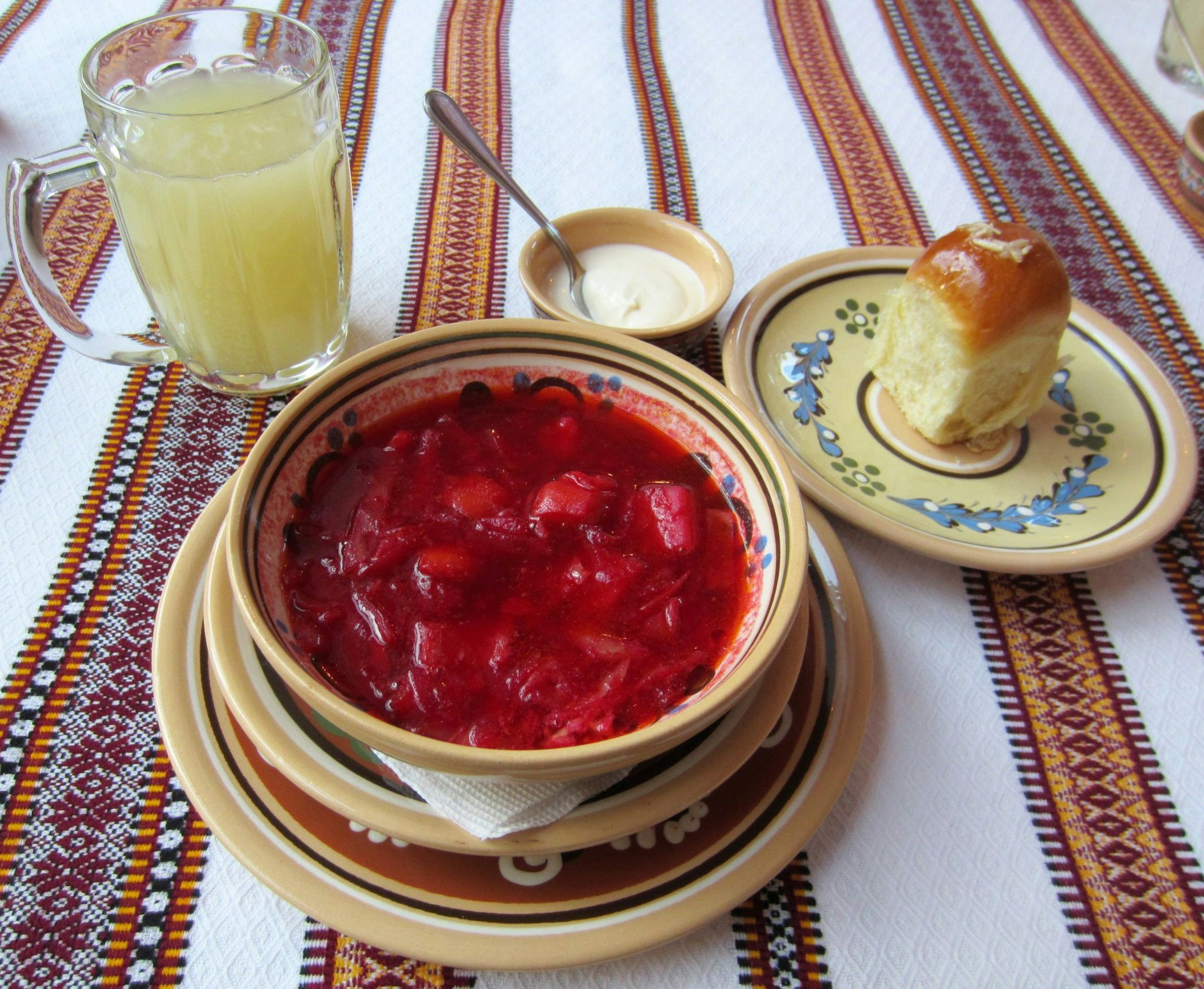 ARCHIV - Roter Borschtsch. Um den Eintrag der ukrainischen Variante der Rote-Bete-Suppe in das Unesco-Verzeichnis des immateriellen Kulturerbes hatte es Streit gegeben.  