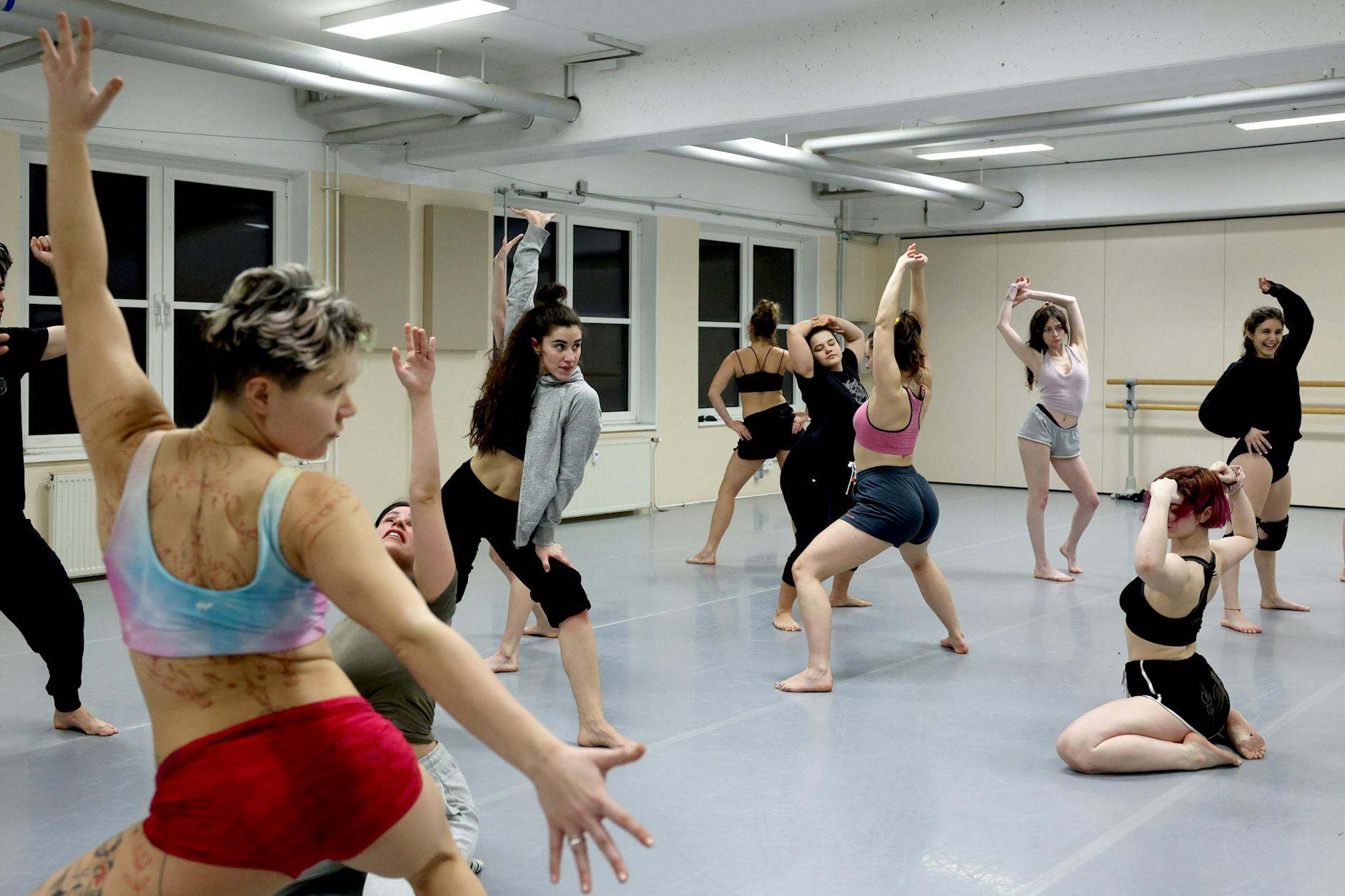 Zu diversen Rhythmen tanzt und schüttelt man Po und Körper.