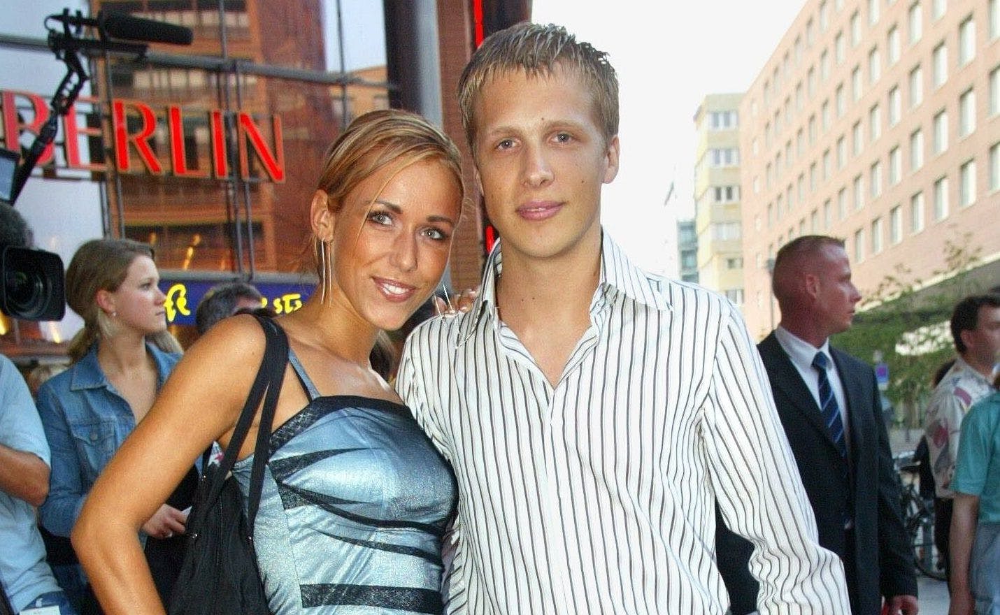 Frisch verliebt: Annemarie Warnkross und Oliver Pocher bei den First Steps Awards 2002 in Berlin. Zwei Jahre darauf trennten sich die beiden wieder.