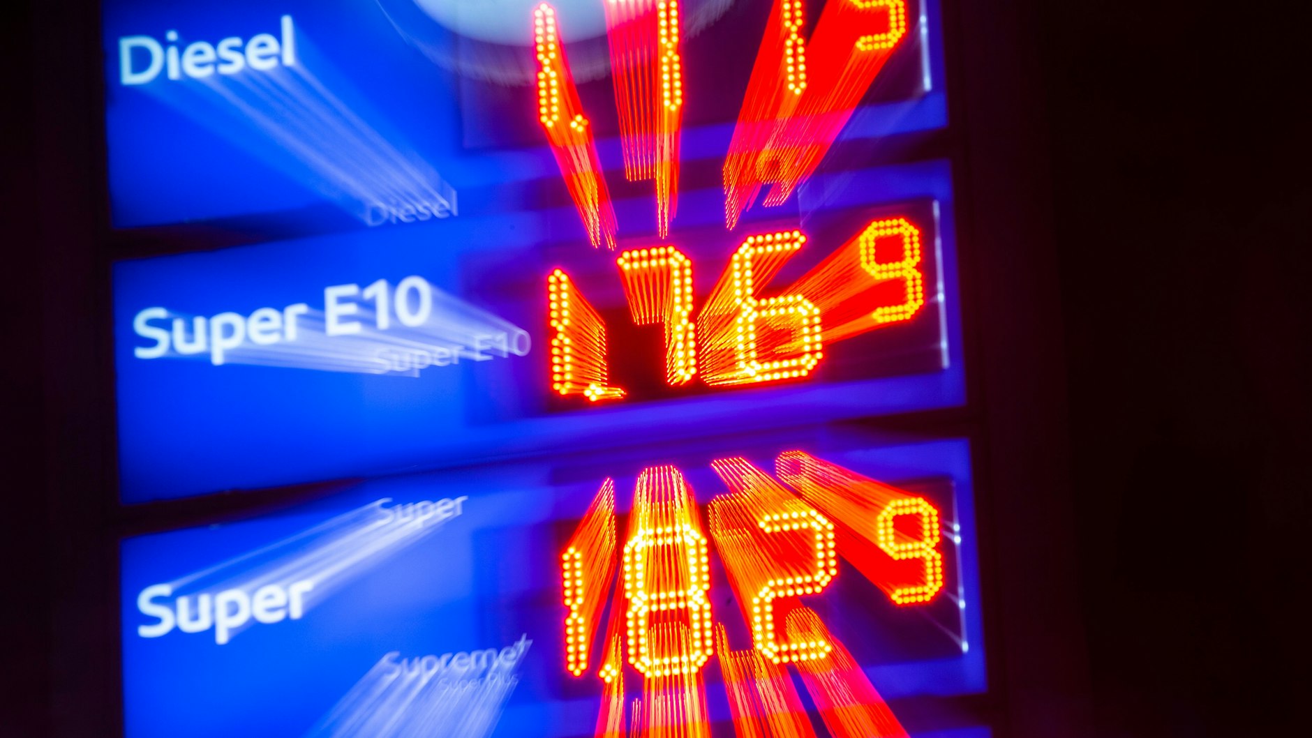 Die Preise an den Tankstellen schwanken im Tagesverlauf extrem. Bis zu 32 Cent werden morgens mehr fällig als abends – pro Liter!