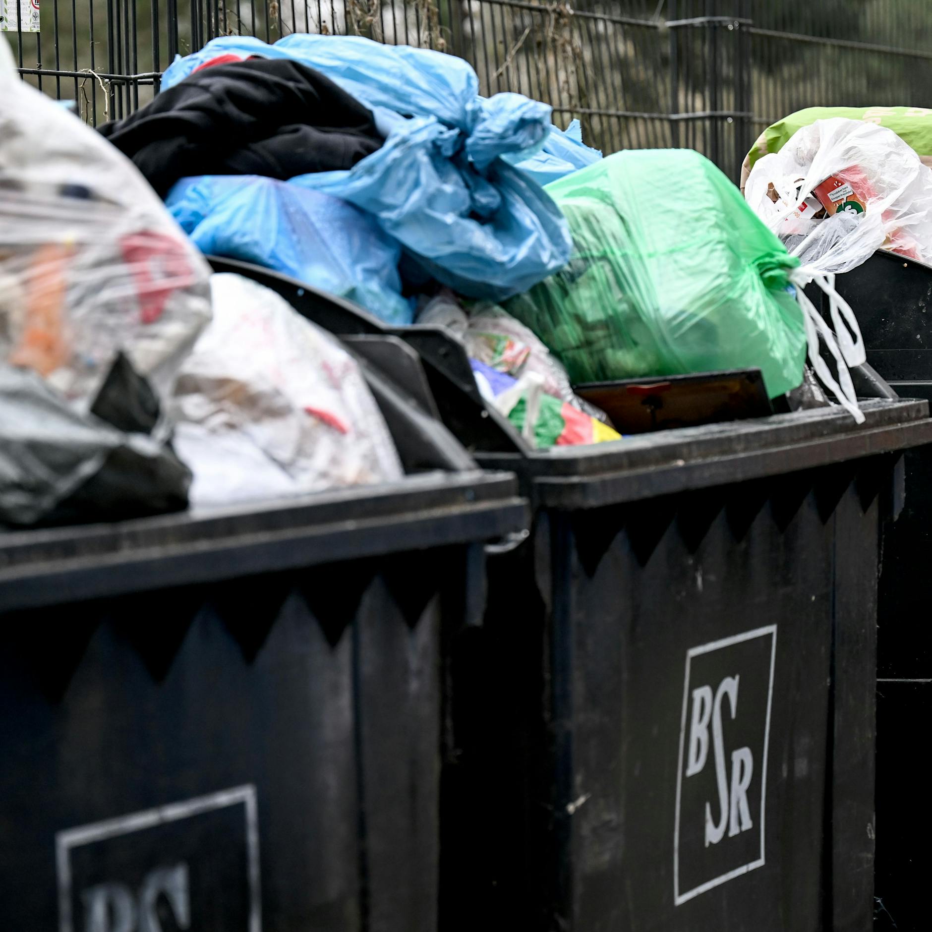 Volle Tonnen nach Warnstreik und Feiertag: BSR holt zusätzlichen Abfall gratis ab! Doch wann die Müllabfuhr kommt, ist noch unklar