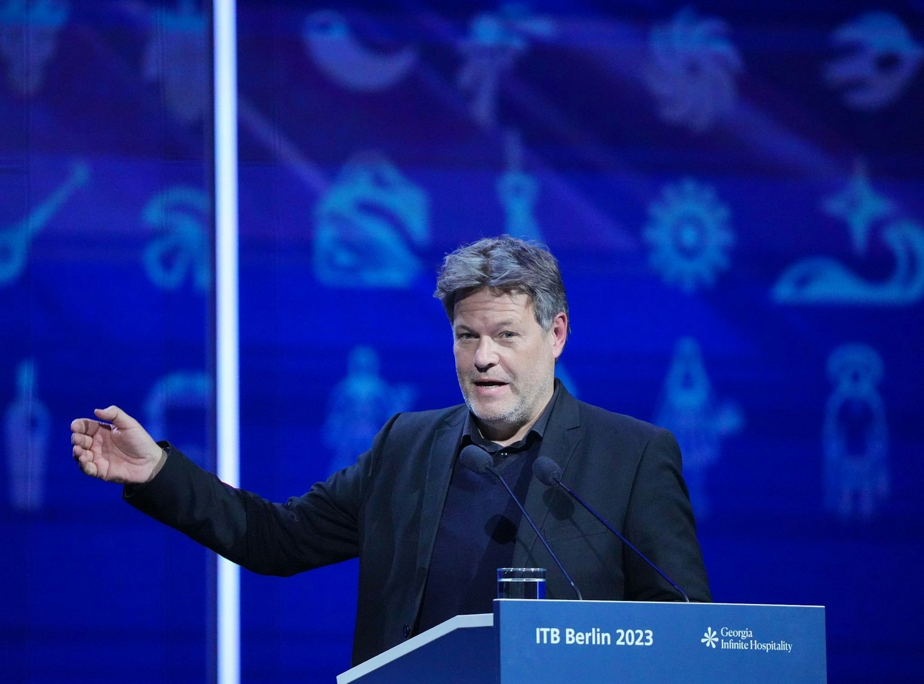 ARCHIV - Robert Habeck (Bündnis 90/Die Grünen), Bundesminister für Wirtschaft und Klimaschutz, spricht im City Cube auf dem Messegelände zur Eröffnung der Internationalen Tourismus-Börse (ITB).  