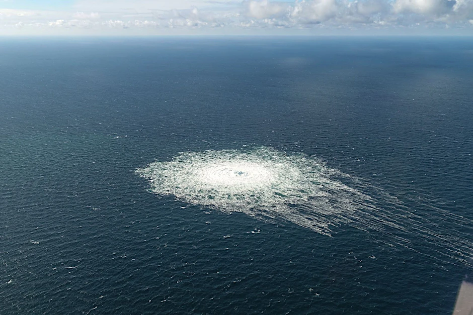 Das vom dänischen Verteidigungskommando zur Verfügung gestellte Foto zeigt das Nord-Stream-2-Gasleck in der Nähe von Bornholm aus der Luft.