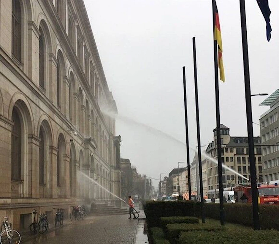 Letzte Generation beschießt mit der Feuerwehr das Verkehrsministerium in Berlin.