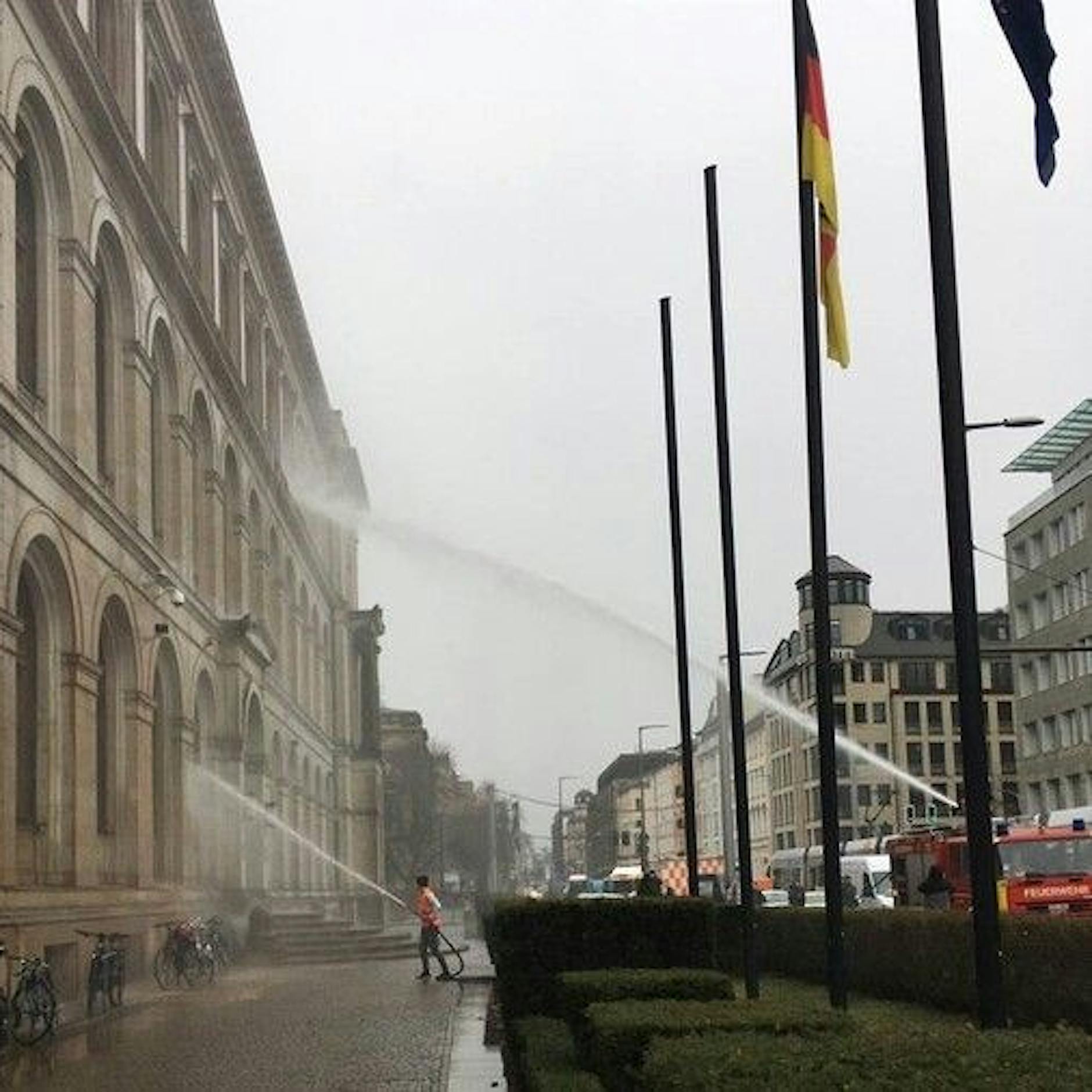 Berlin: Letzte Generation schießt mit Feuerwehrauto Wasser auf Ministerium